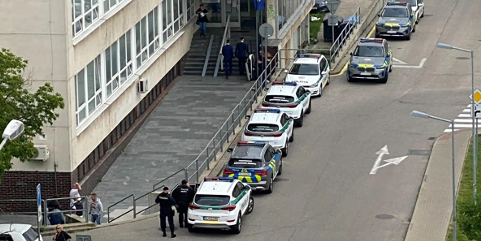 Policajné autá pred budovou policajnej inšpekcie v bratislavskom Ružinove.