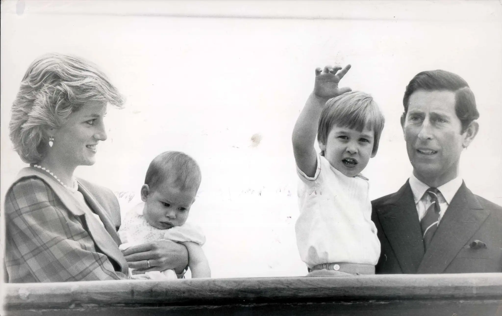 Charles a Diana s deťmi na archívnej snímke z roku 1985.