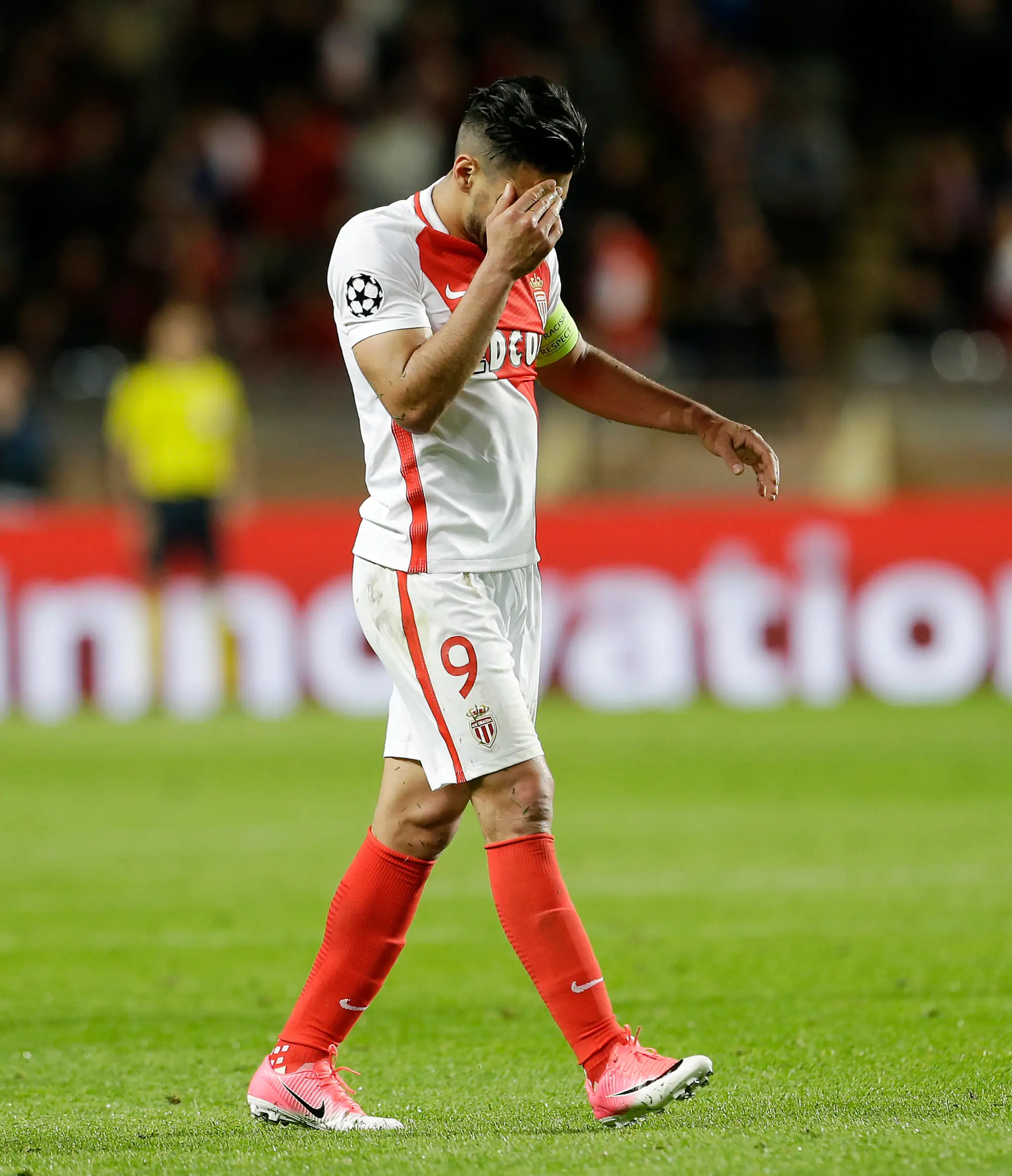 Sklamaný kapitán Monaca Falcao v semifinále LM proti Juventusu.