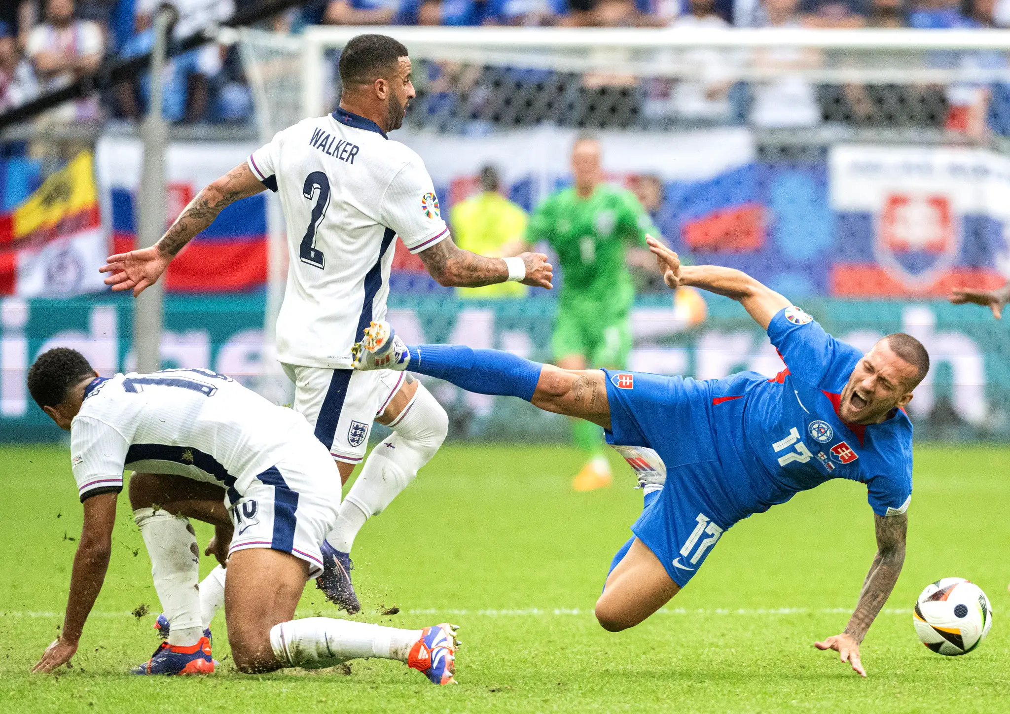 Sprava Lukáš Haraslín a Angličan Kyle Walker bojujú o loptu v osemfinále ME 2024.