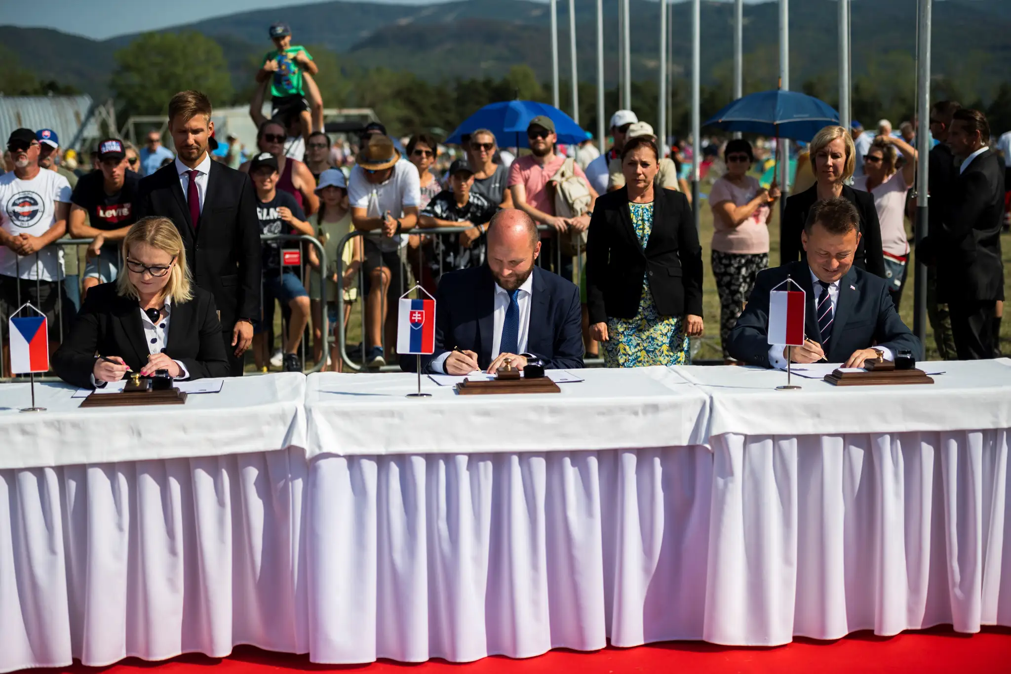 Zľava ministerka obrany Českej republiky Jana Černochová, minister obrany SR Jaroslav Naď a minister národnej obrany Poľskej republiky Mariusz Blaszczak.
