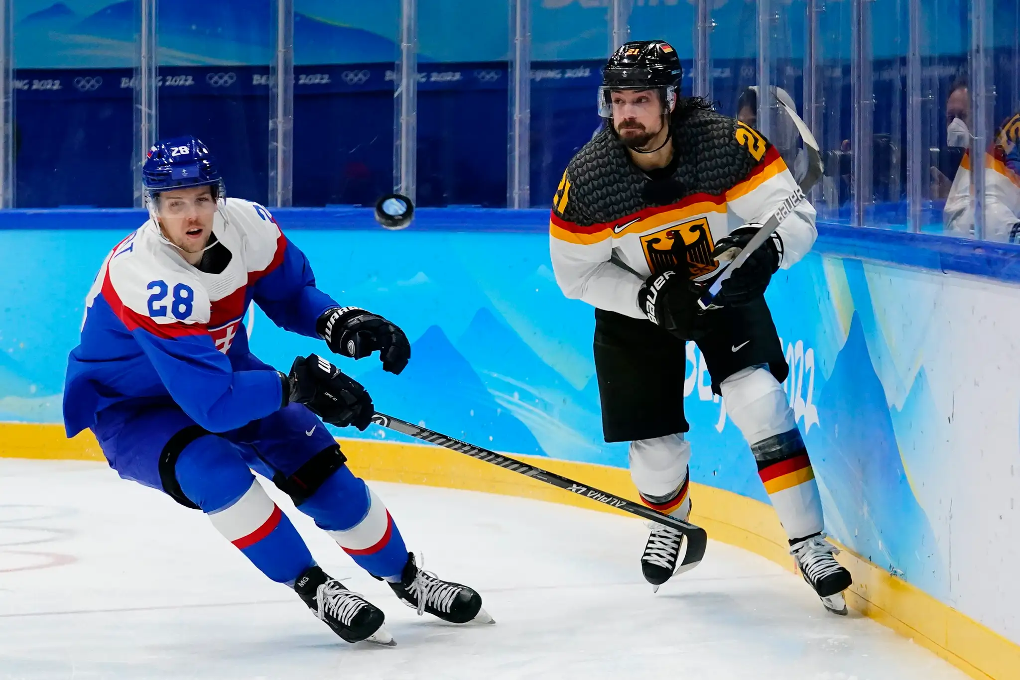 Zľava Martin Gernát a Nemec Nicolas Krammer v osemfinále ZOH 2022.