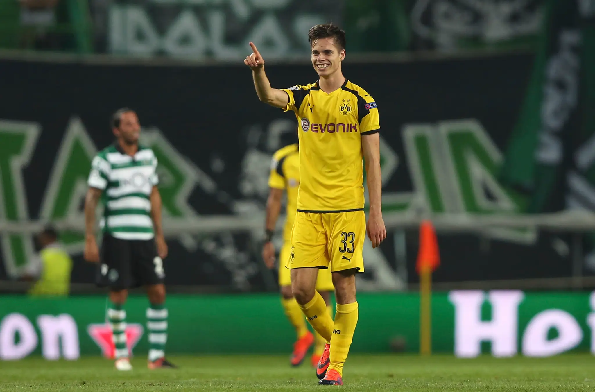 Mladík z Borussie Dortmund Julian Weigl sa teší z gólu na pôde Sportingu Lisabon v dueli LM.