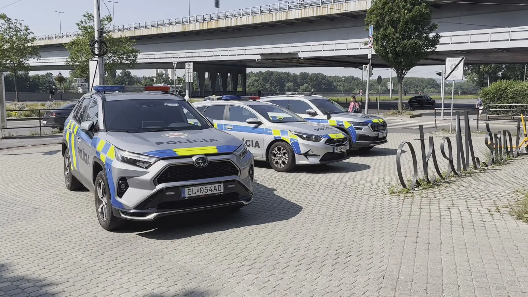 Policajné autá pri Moste SNP