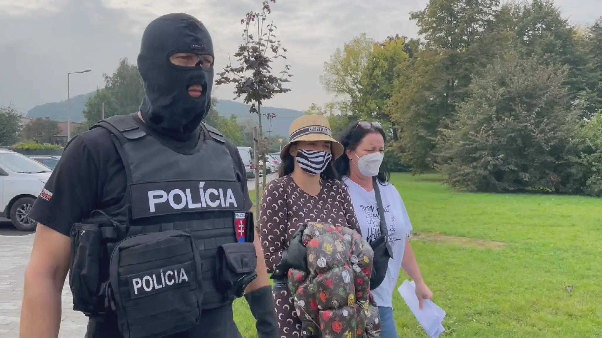 Zuzana S. Plačková v sprievode policajného príslušníka