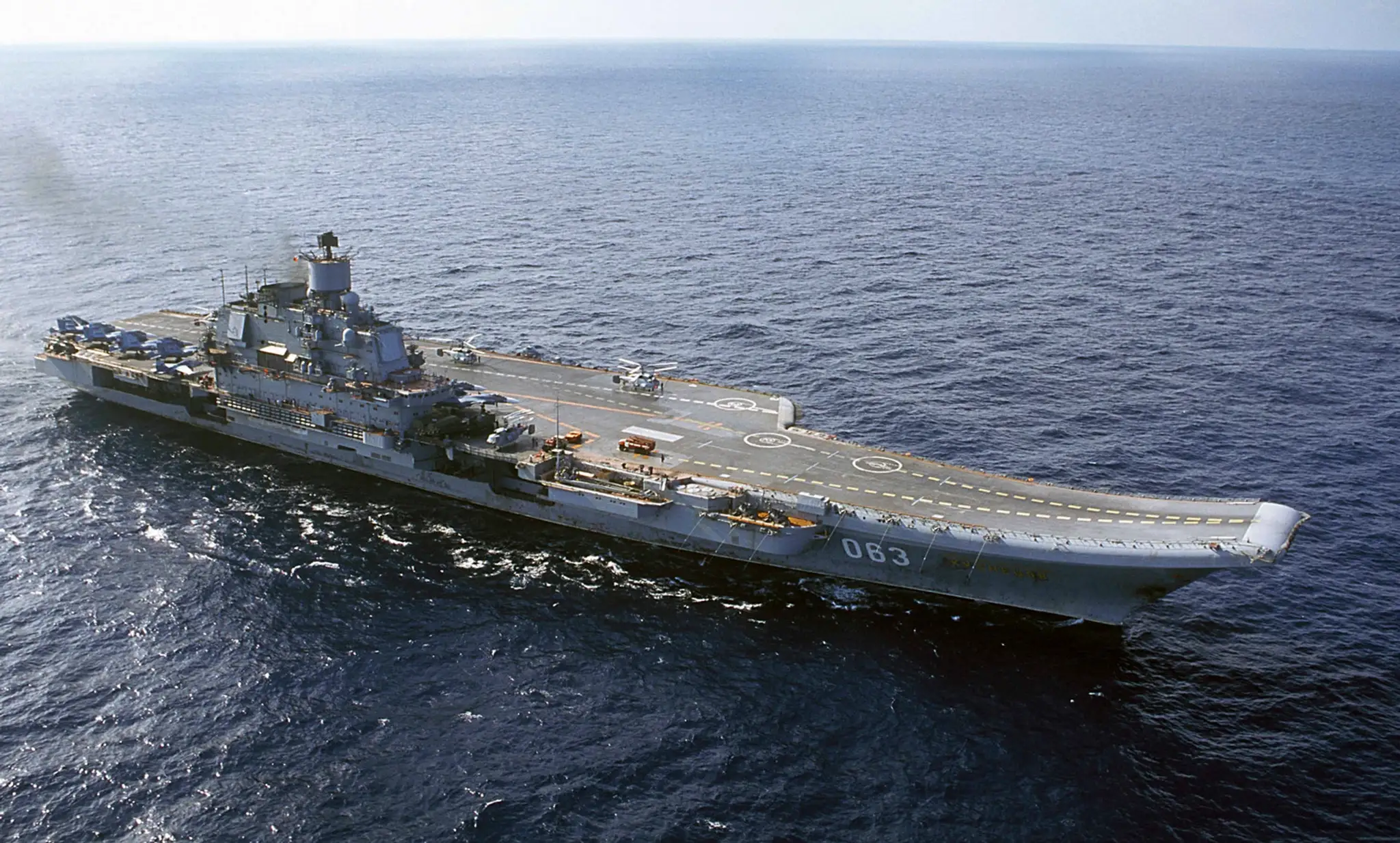 Ruská lietadlová loď Admiral Kuznecov na archívnej snímke z roku 2004.