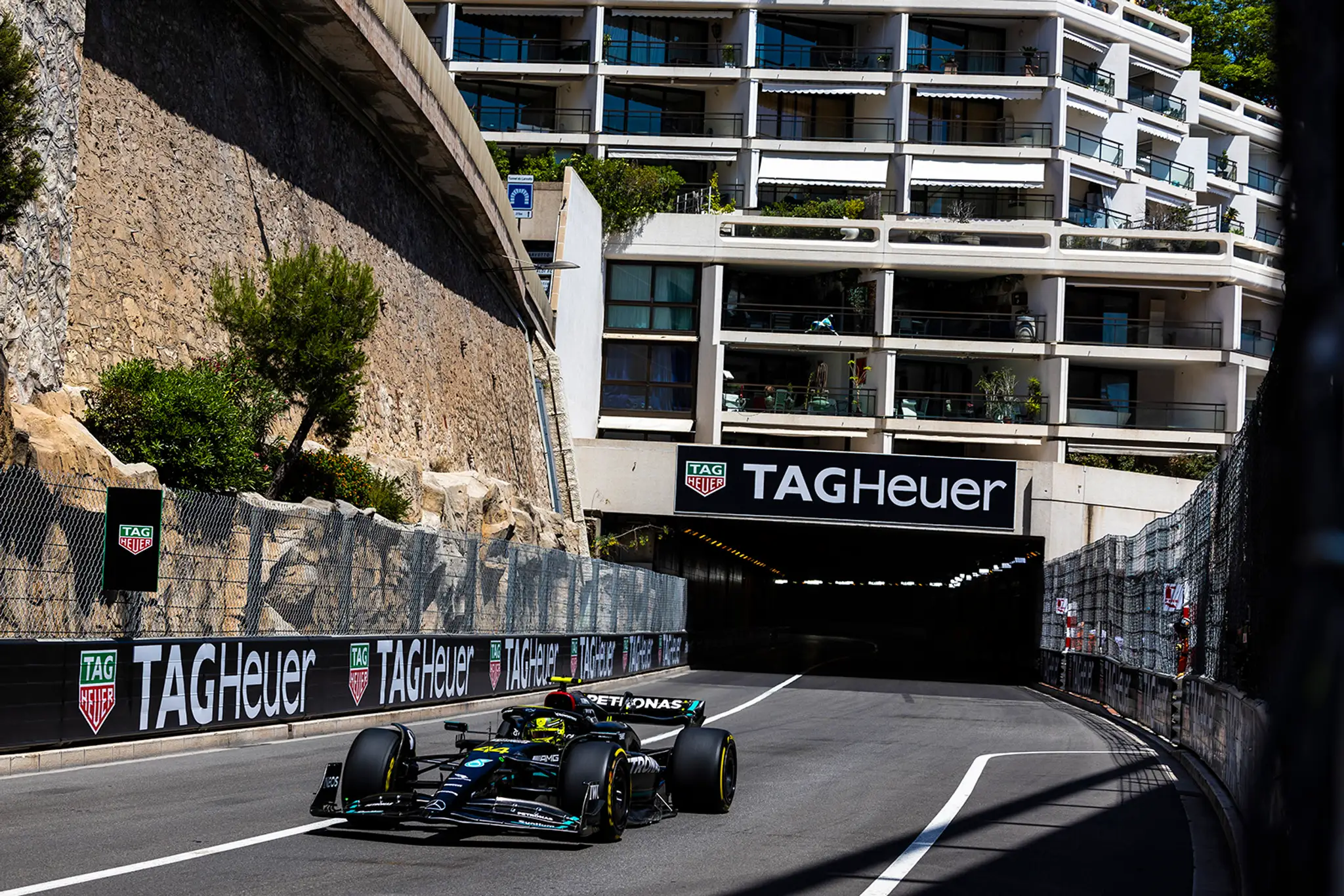 Lewis Hamilton na Mercedese v Monaku.