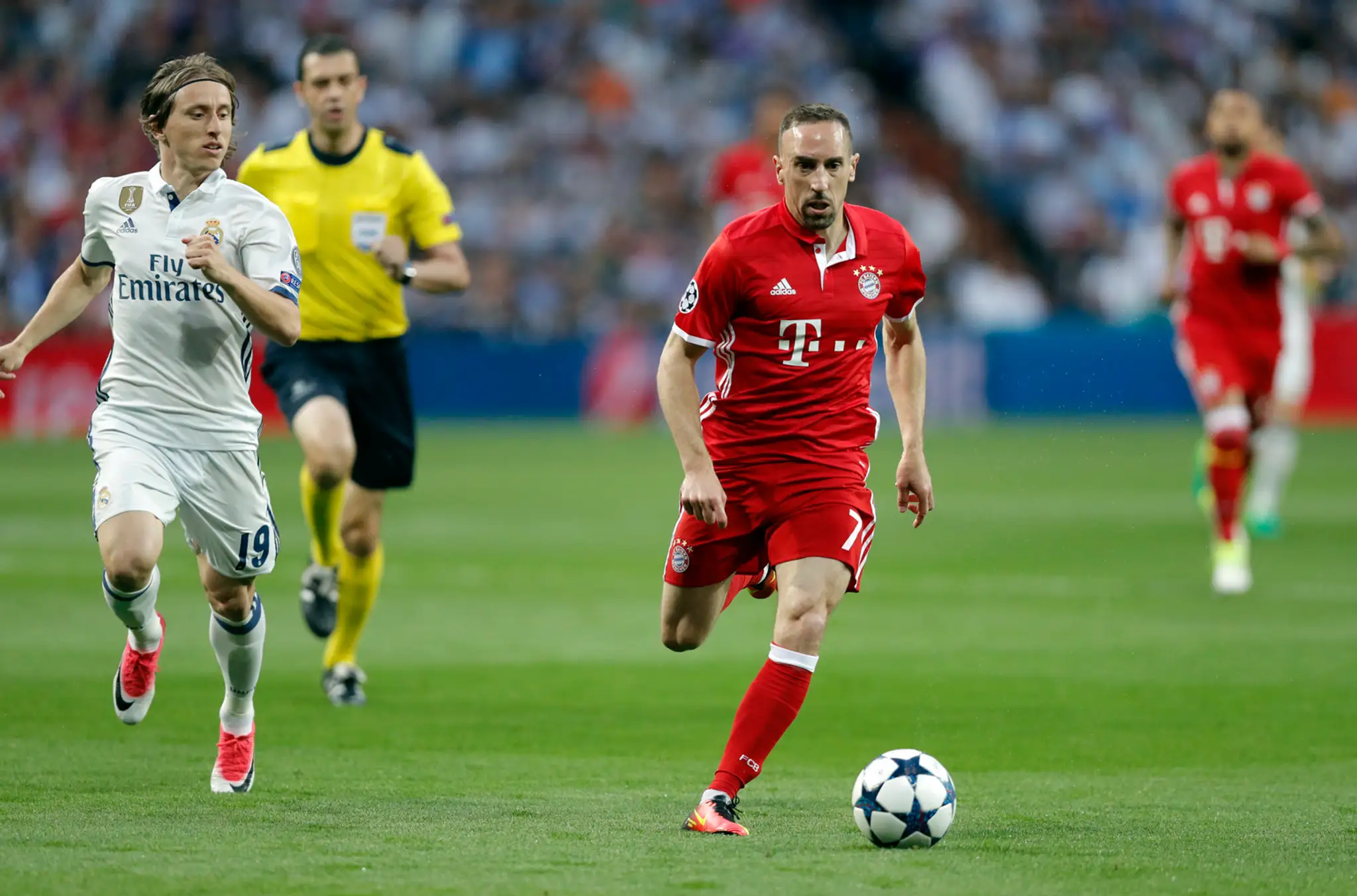 Luka Modrič (vľavo) z Realu sa prizerá v odvete štvrťfinále LM proti Bayernu na Francka Ribéryho.