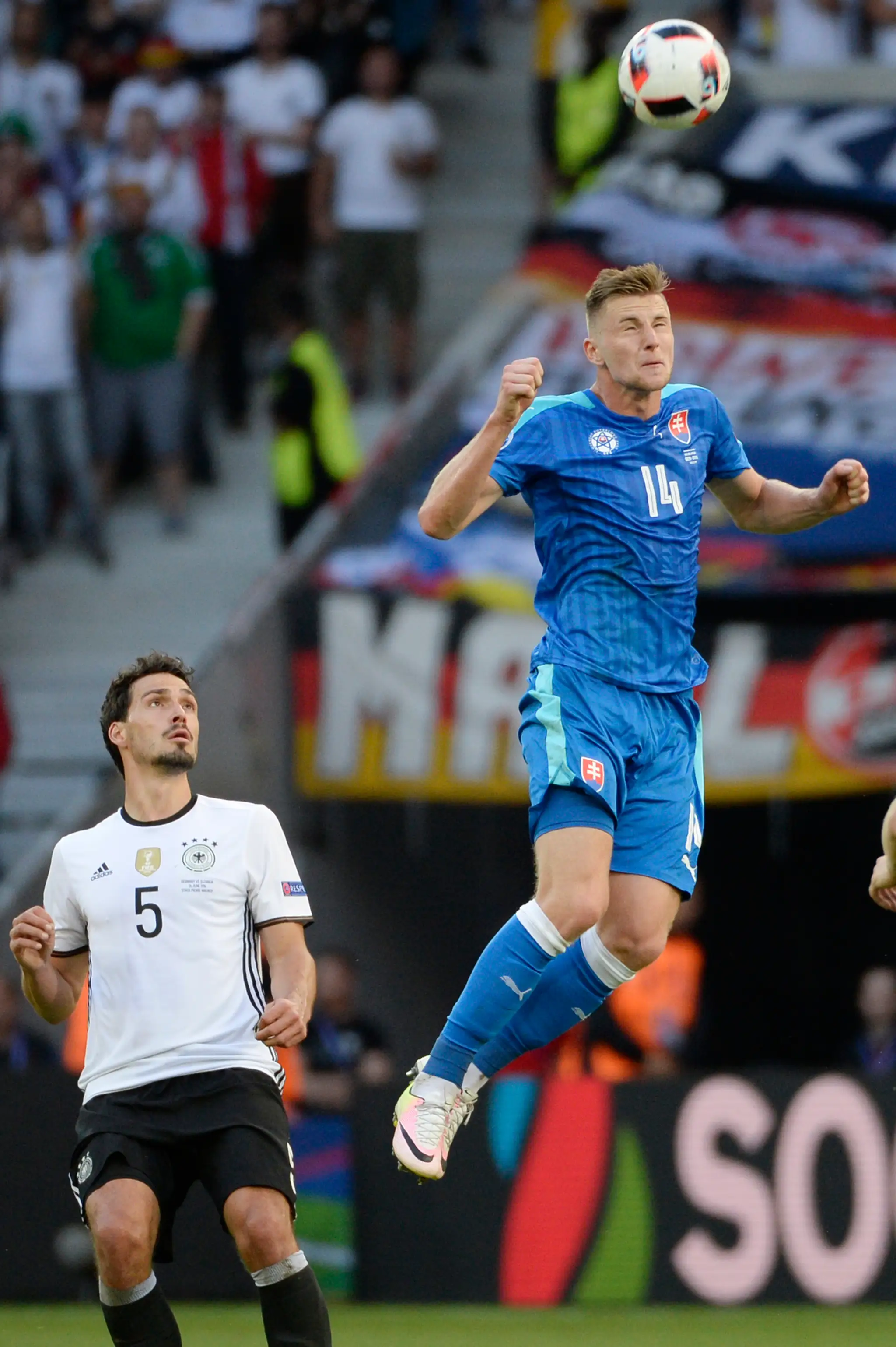 Mladík Milan Škriniar (v modrom) proti nemeckej opore Matsovi Hummelsovi na ME.