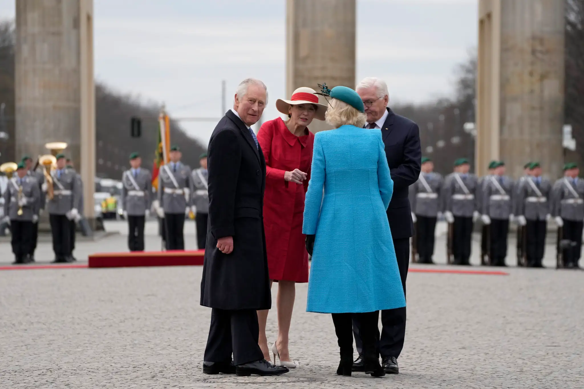 Nemecký prezident Frank-Walter Steinmeier (vpravo) a jeho manželka Elke Büdenbenderová (druhá zľava) vítajú britského kráľa Karola III. (vľavo) a Kamilu, kráľovnú manželku (druhá sprava) pred Brandenburskou bránou v Berlíne 29. marca 2023.