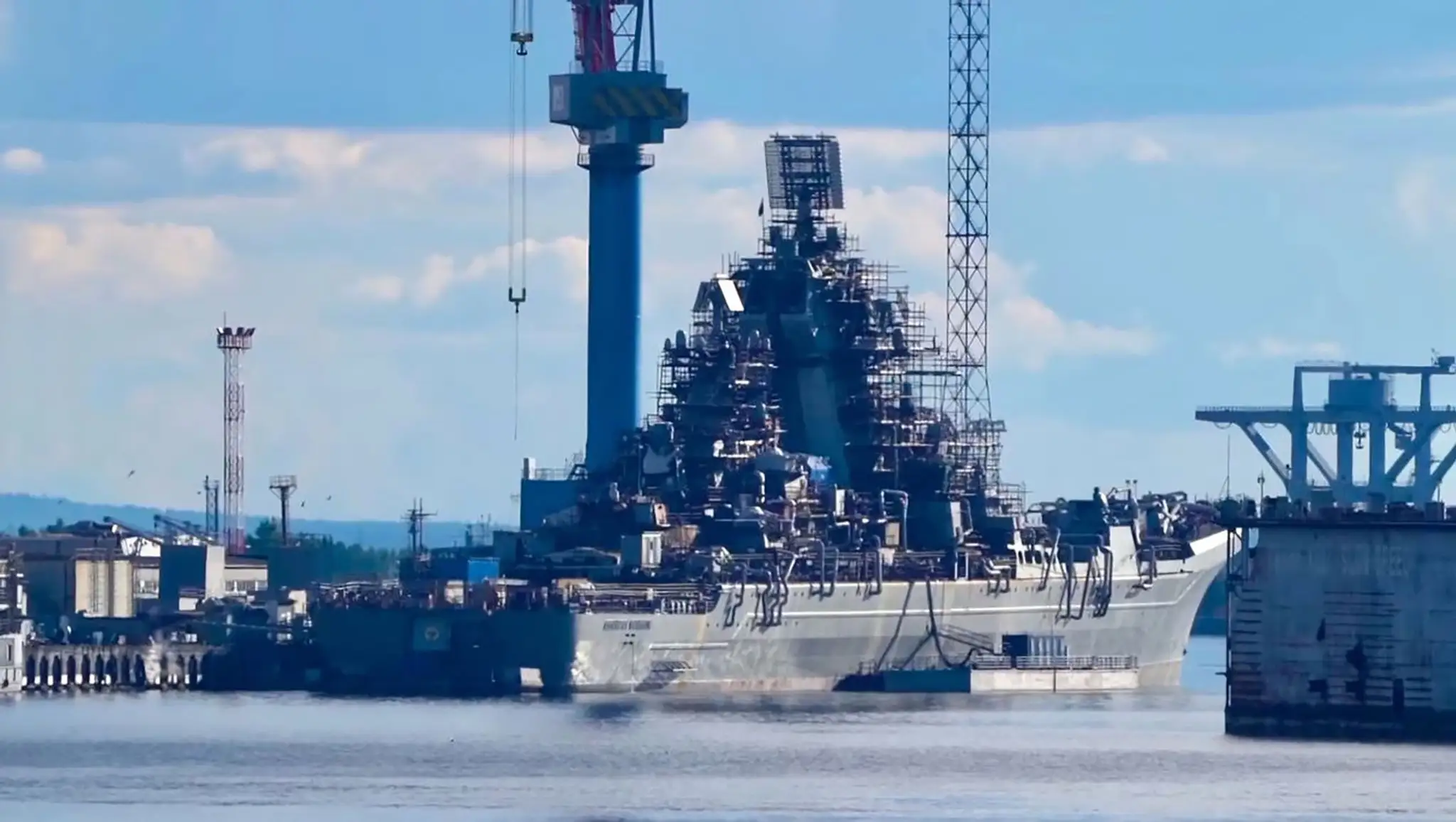 Ruský krížnik Admiral Nachimov počas modernizácie.