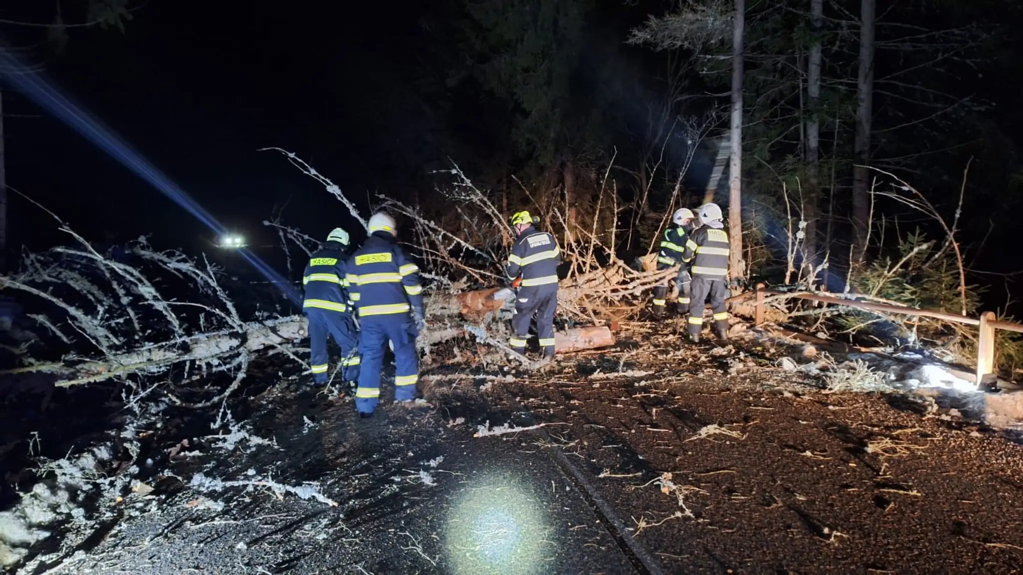 Odstraňovanie následkov silného vetra pri Liptovskej Tepličke.