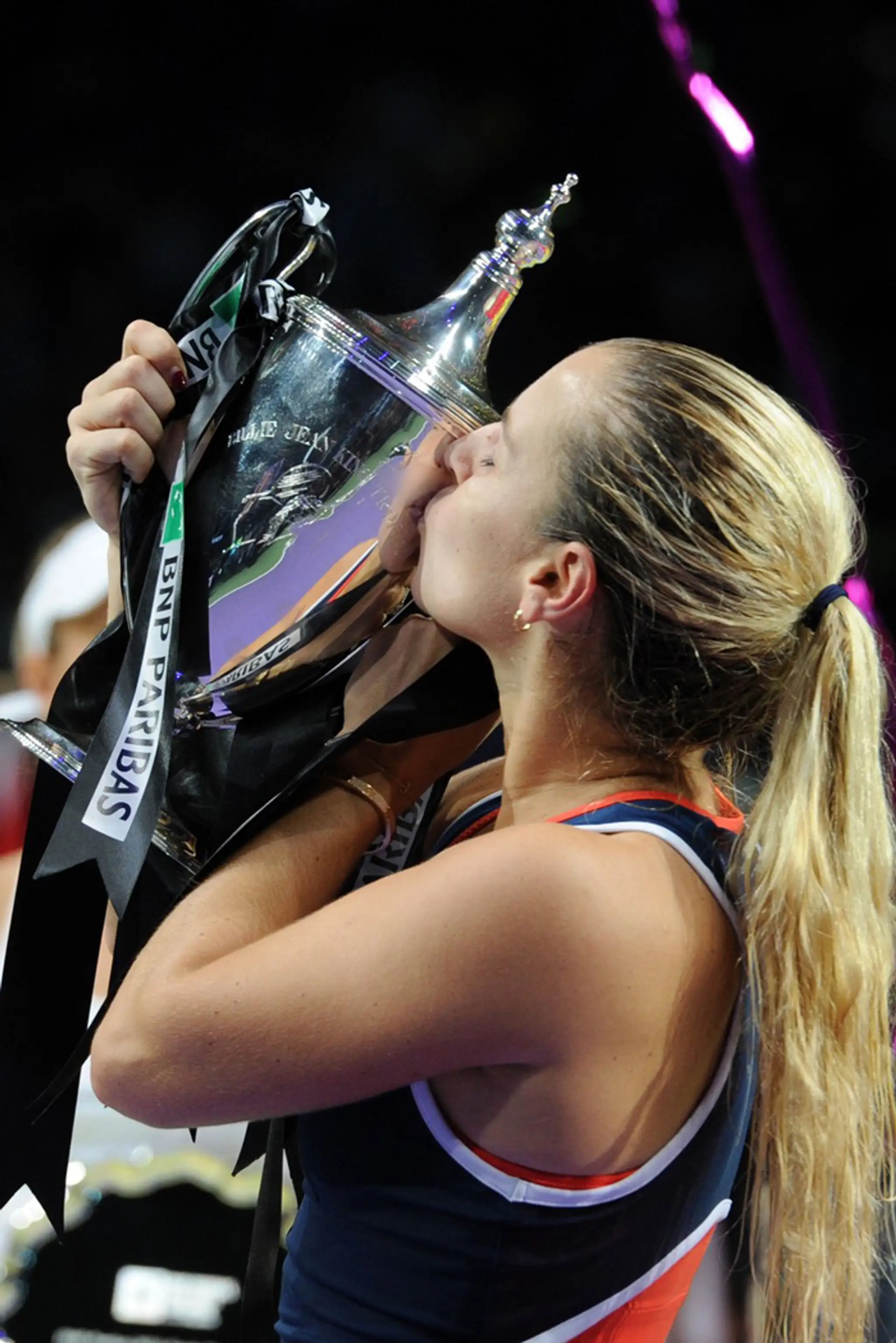 Dominika Cibulková bozkáva pohár pre víťazku MS WTA v Singapure.