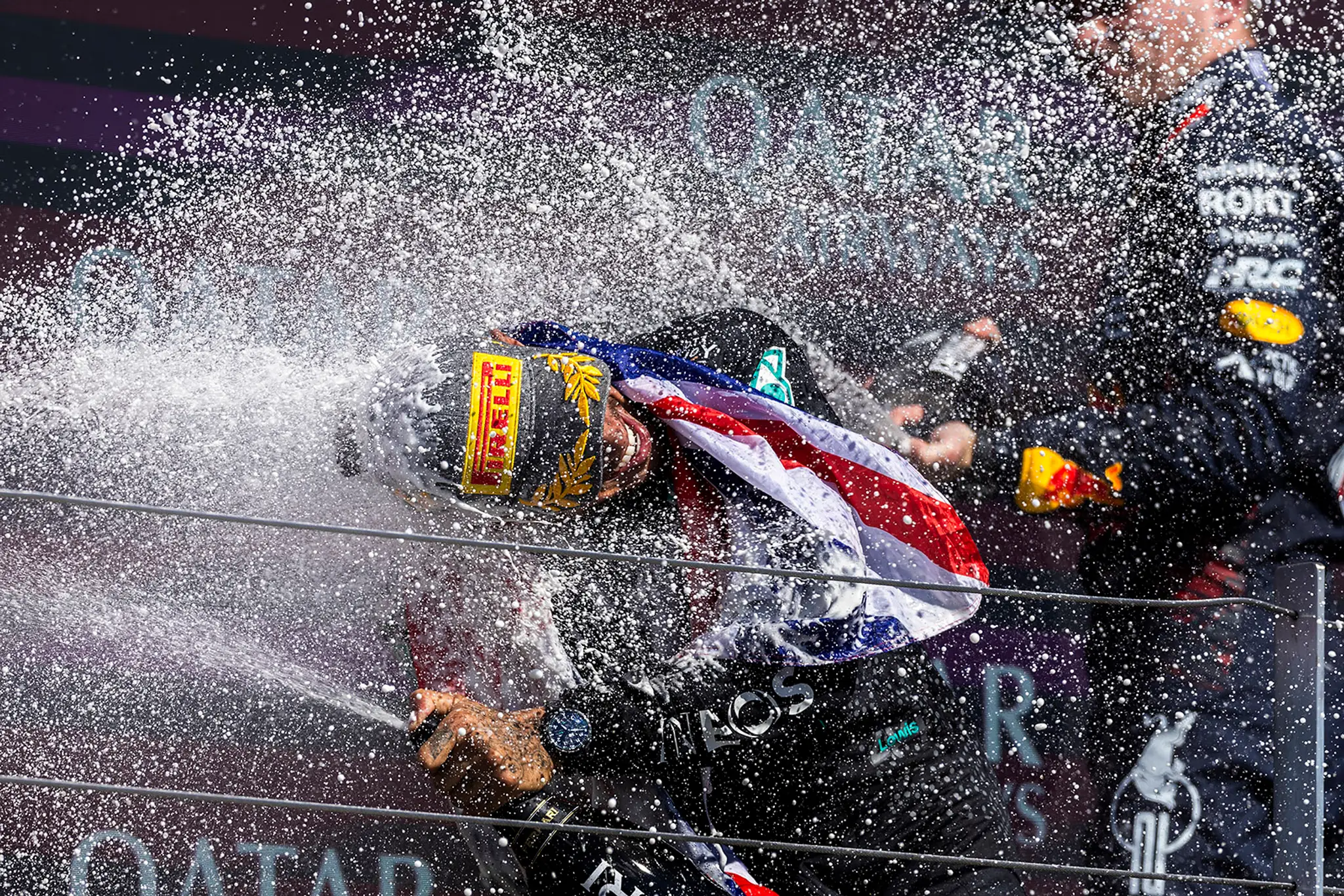 Lewis Hamilton z Mercedesu si užíval sprchu šampanským.
