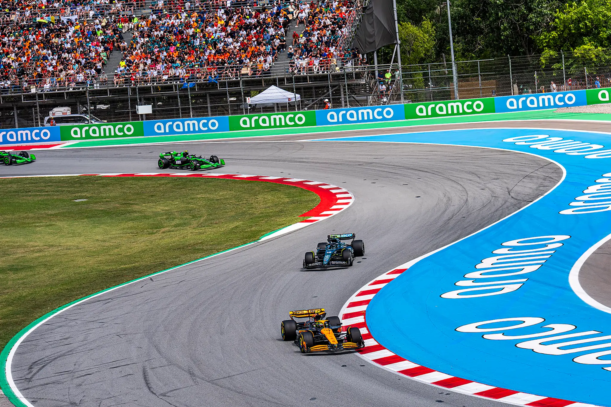 V popredí Lando Norris z McLarenu počas Veľkej ceny Španielska.