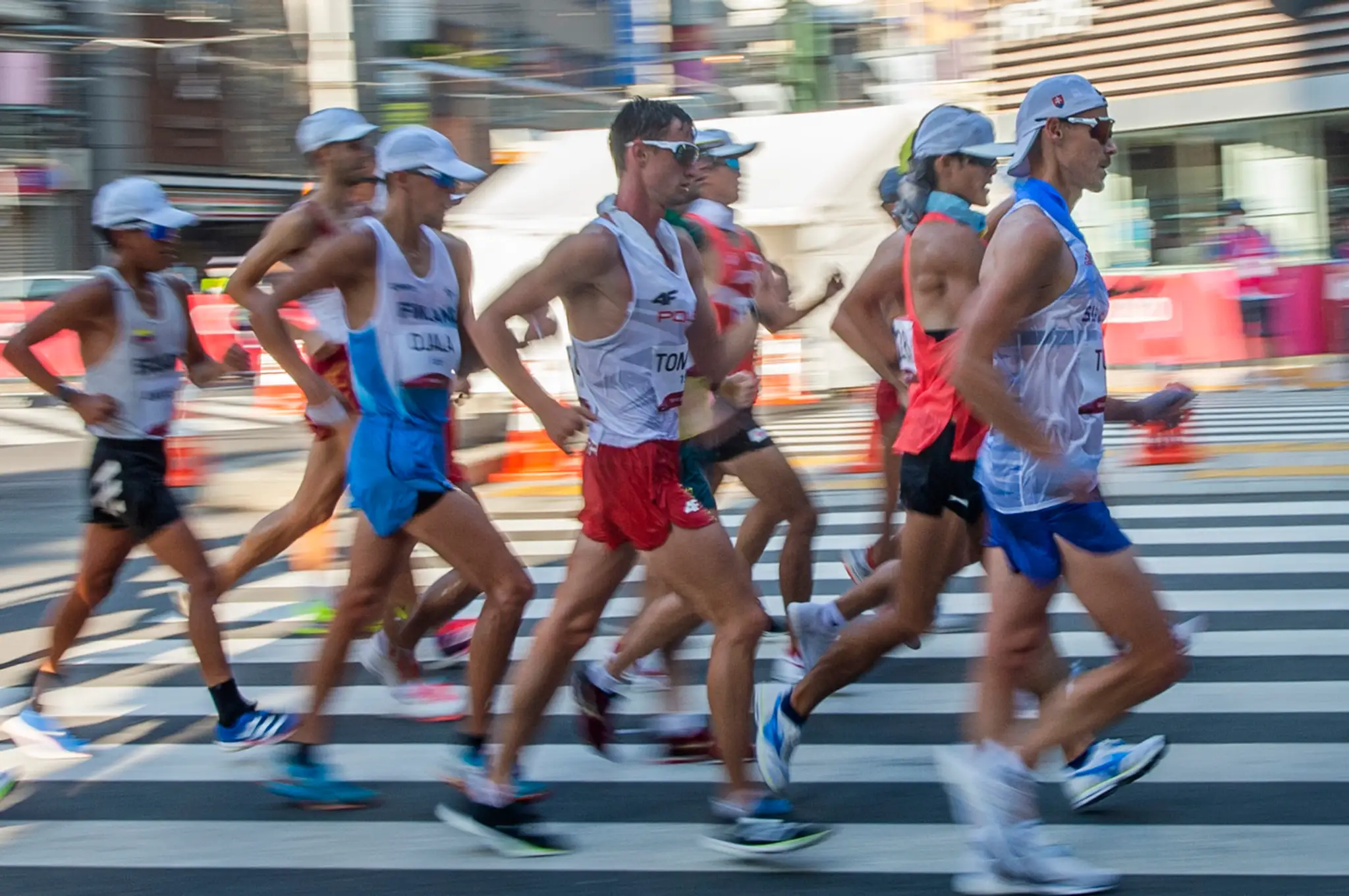 Matej Tóth a ďalší chodci na pretekoch rýchlej chôdze na 50 km.