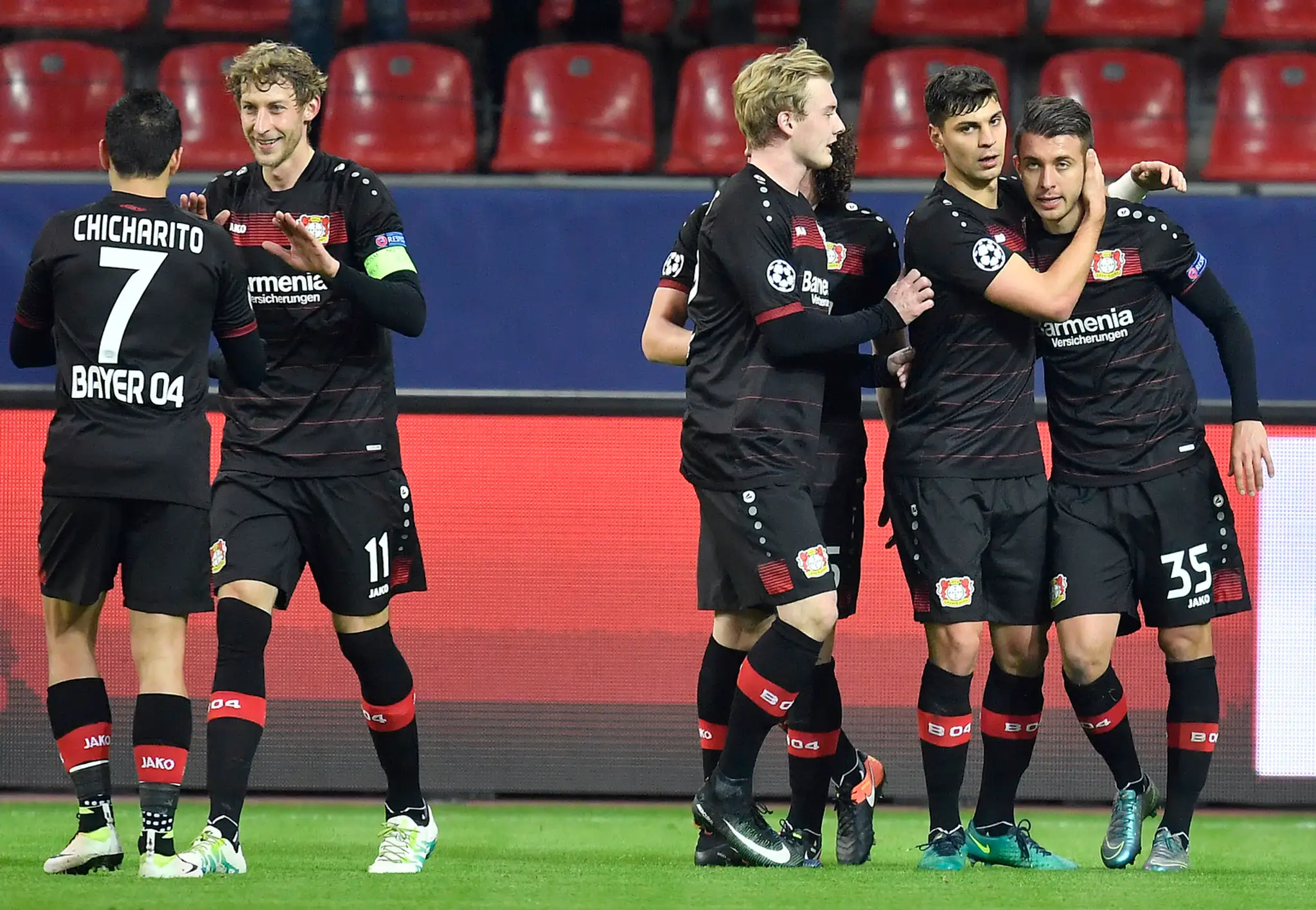 Šťastný strelec Vladlen Jurčenko (vpravo) oslavuje so spoluhráčmi z Leverkusenu gól v dueli LM proti AS Monaco.
