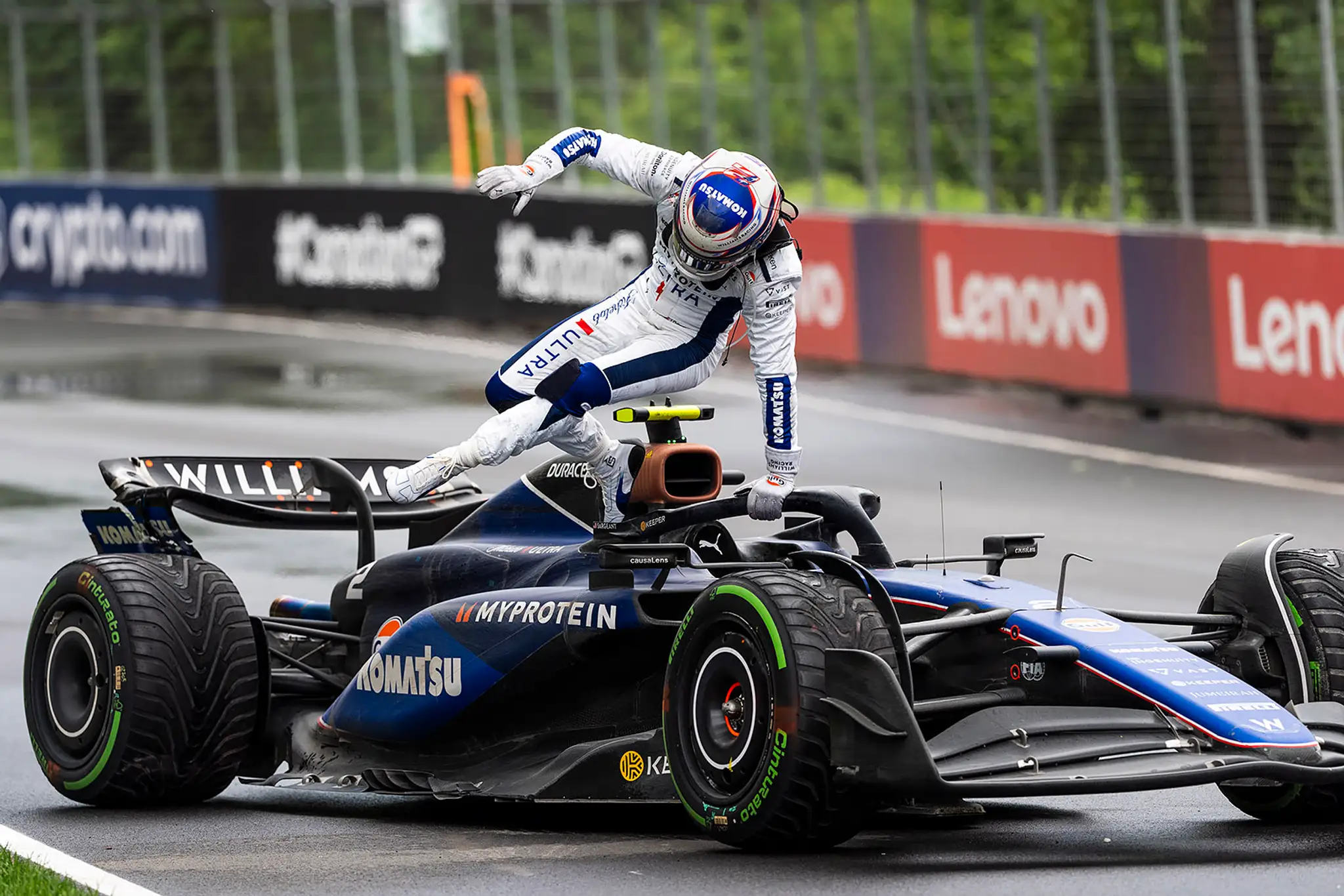 Logan Sargeant vychádza z monopostu.
