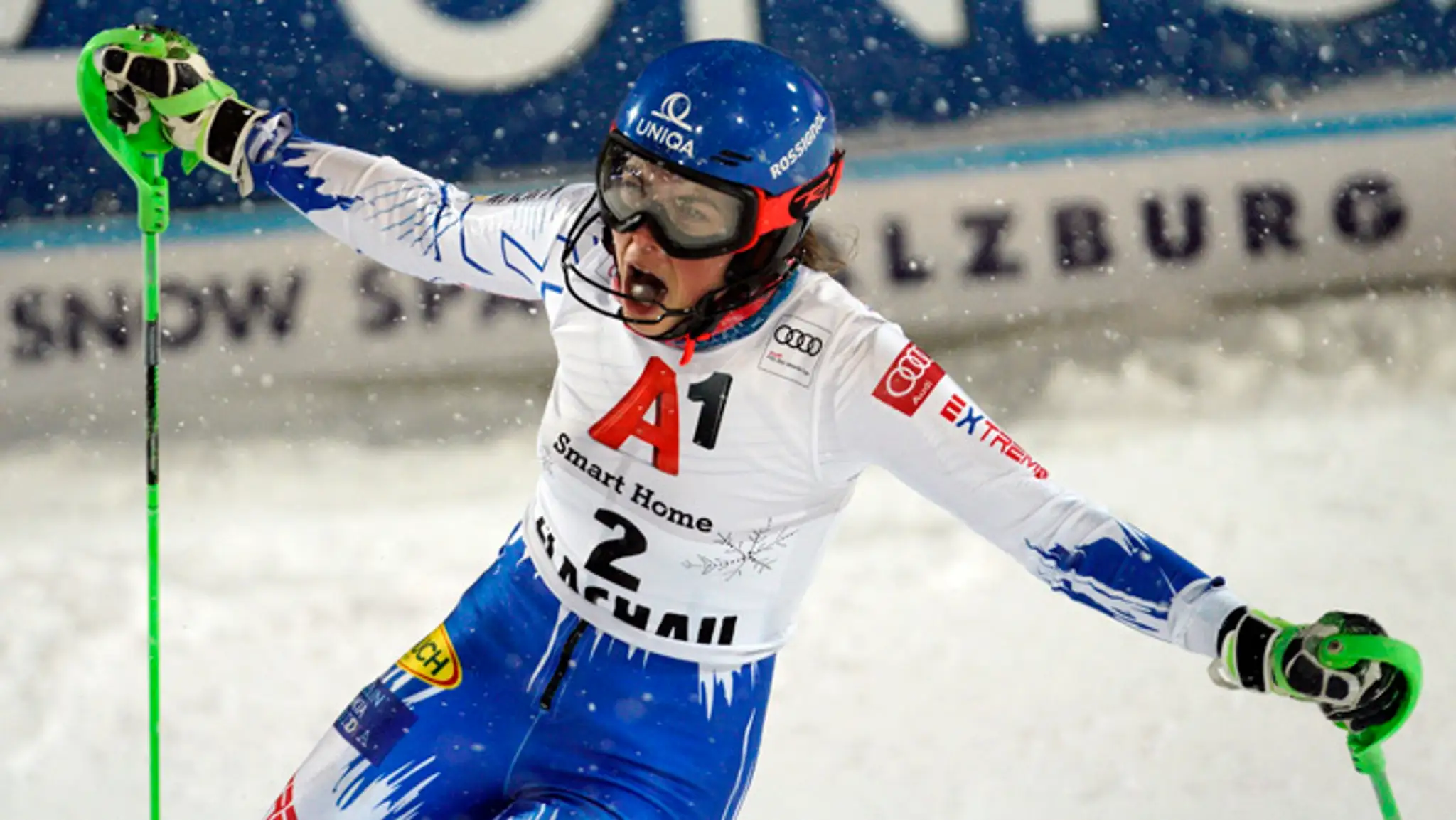 Alpská lyžiarka Petra Vlhová oslavuje triumf v slalome vo Flachau.