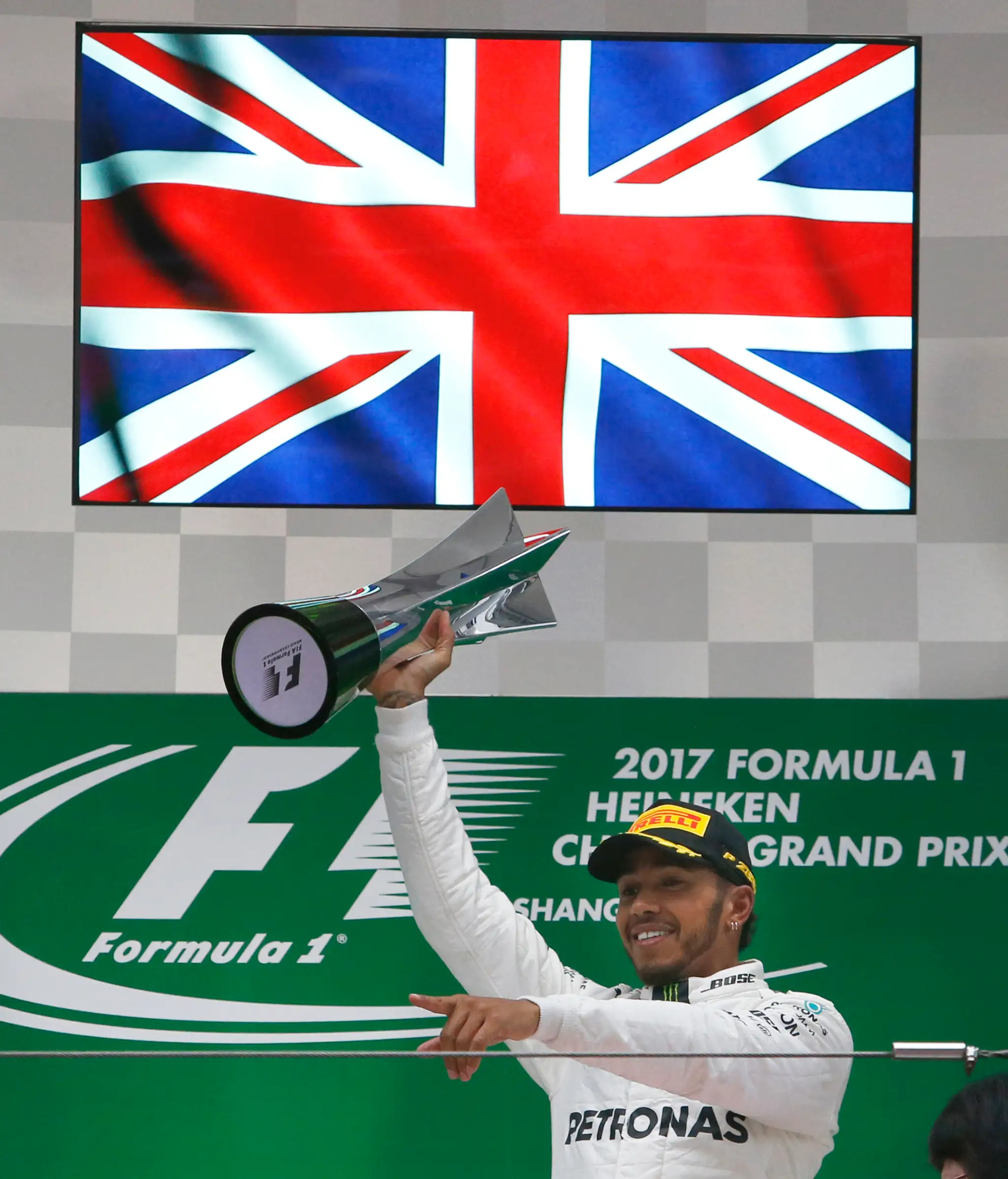 Víťaz VC Číny Lewis Hamilton.