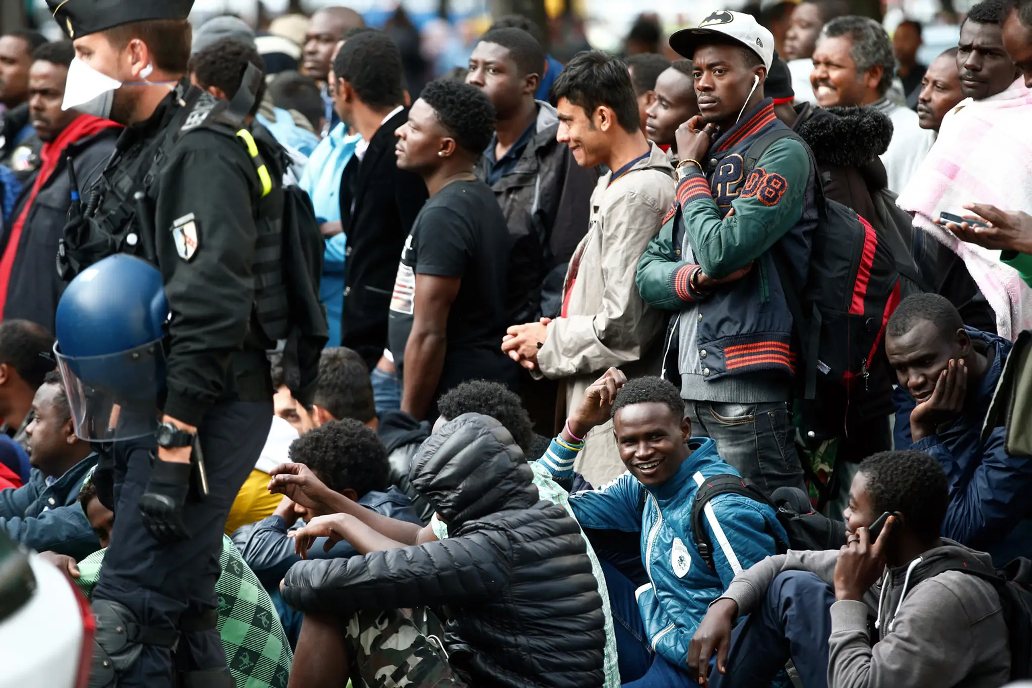 Francúzska polícia vysťahovala niekoľko stoviek migrantov, ktorí si bez povolenia postavili stanový tábor.