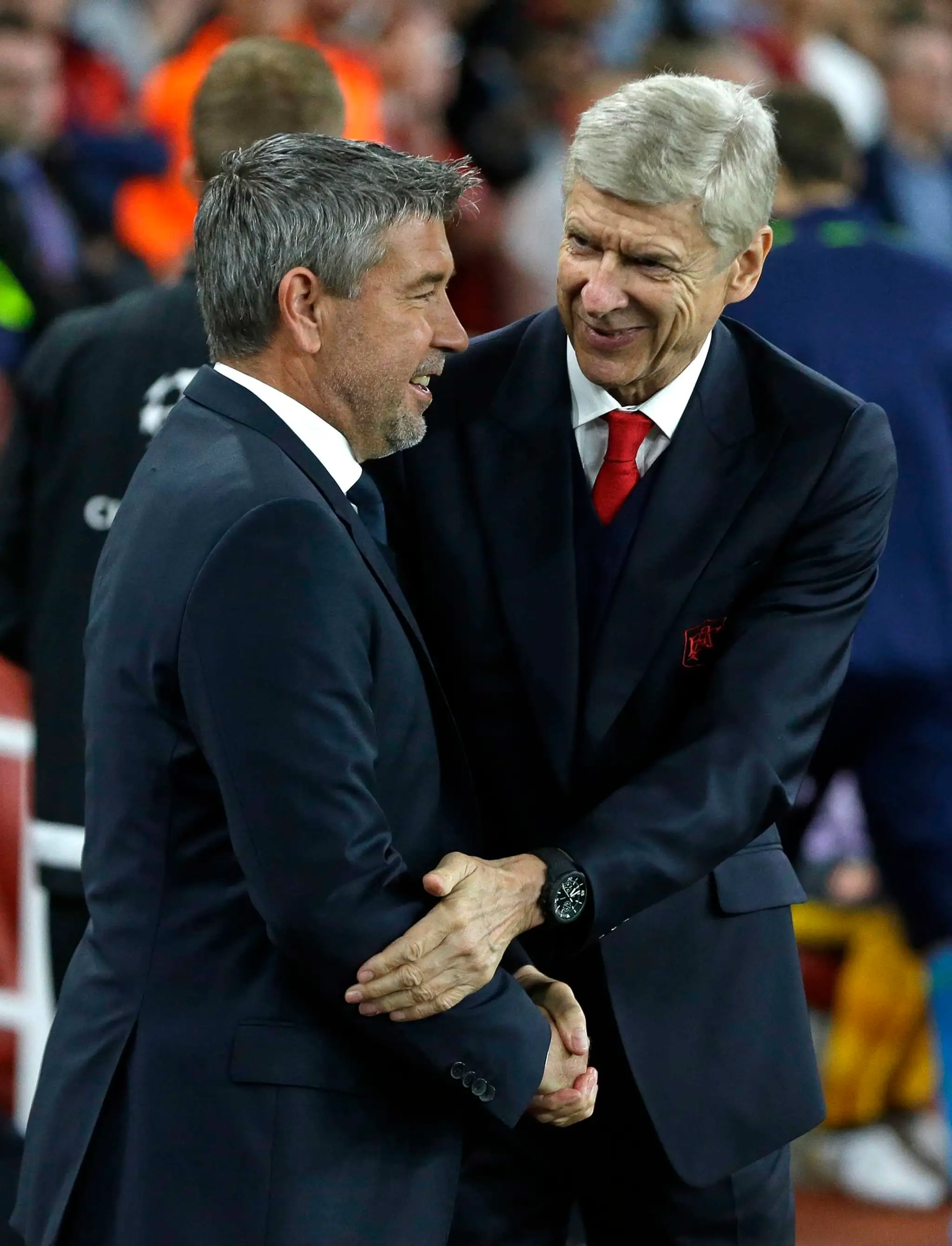 Kouč FC Bazilej Urs Fischer (vľavo) sa zvítava s trénerom Arsenalu Londýn Arsénom Wengerom počas duelu LM.