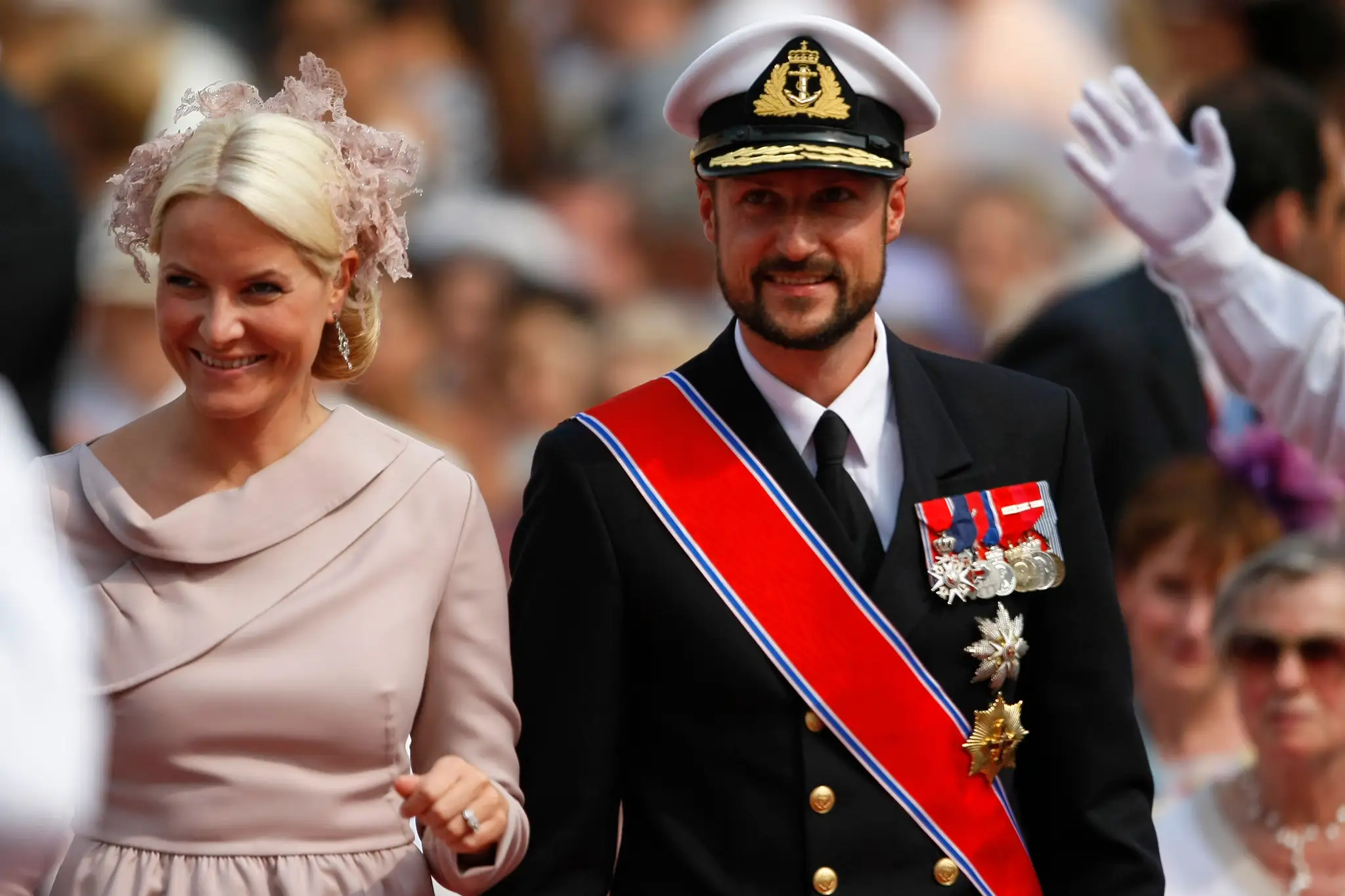 Nórsky korunný princ Haakon a jeho manželka, korunná princezná Mette-Marit, prichádzajú do monackého paláca.