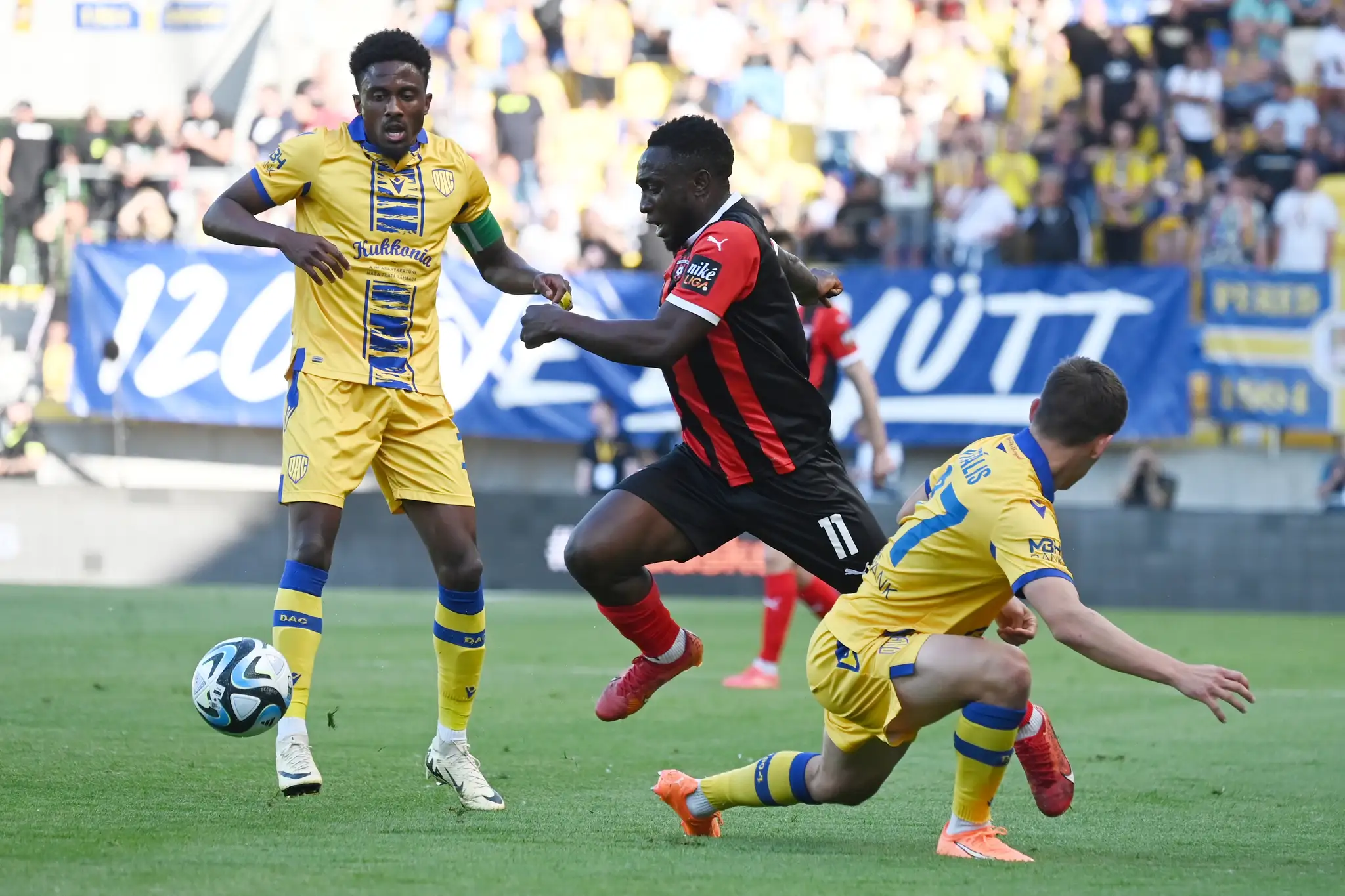 Na snímke zľava kapitán DAC Yhoan Andzouana, hráč Spartaka Philip Azango a hráč DAC Milán Vitális.