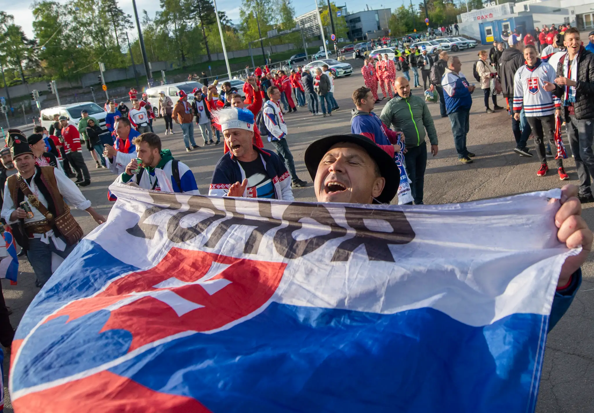 Slovenskí fanúšikovia prichádzajú na šiesty zápas základnej A-skupiny Slovensko - Taliansko.