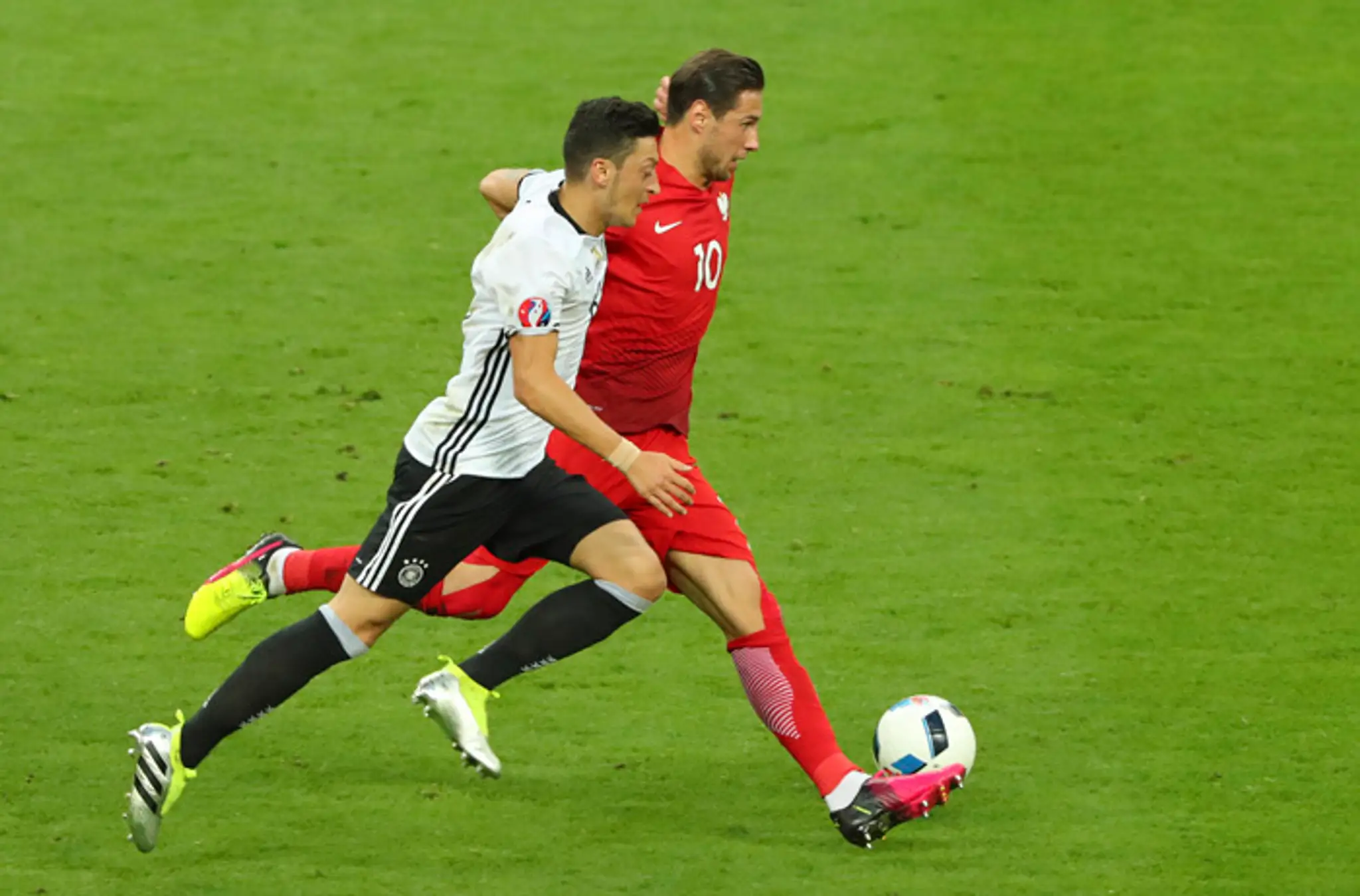 V popredí Mesut Özil (Nemecko) a poľský reprezentant Grzegorz Krychowiak.