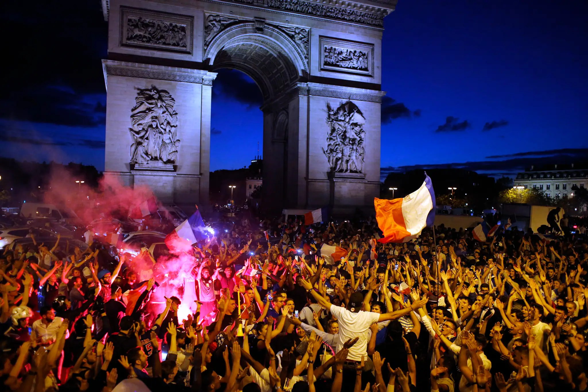 Parížania jasajú pod Champs Elysées po postupe francúzského tímu do finále MS 2018.