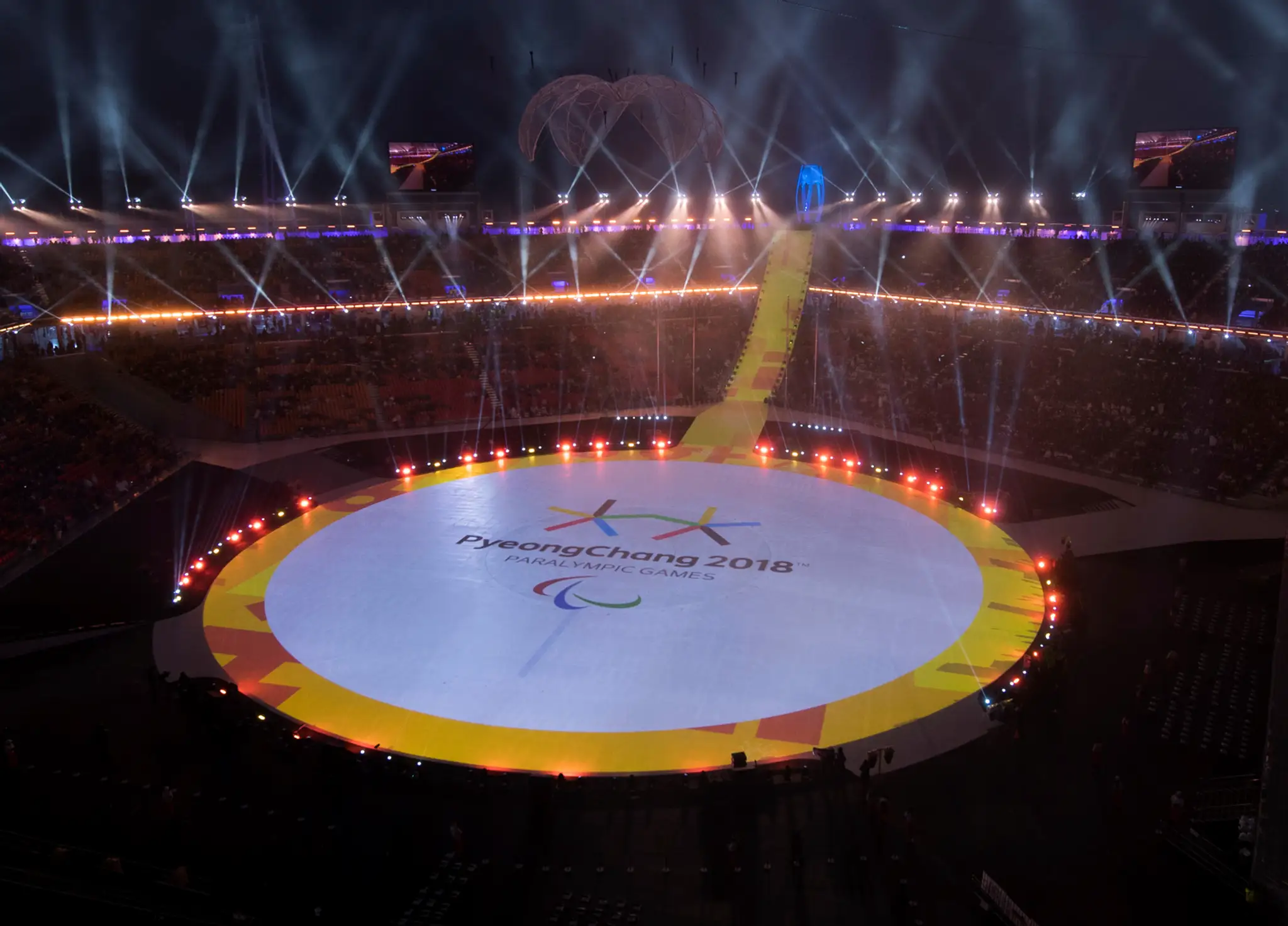 Štadión pred začiatkom otváracieho ceremoniálu zimných paralympijských hier v Pjongčangu.