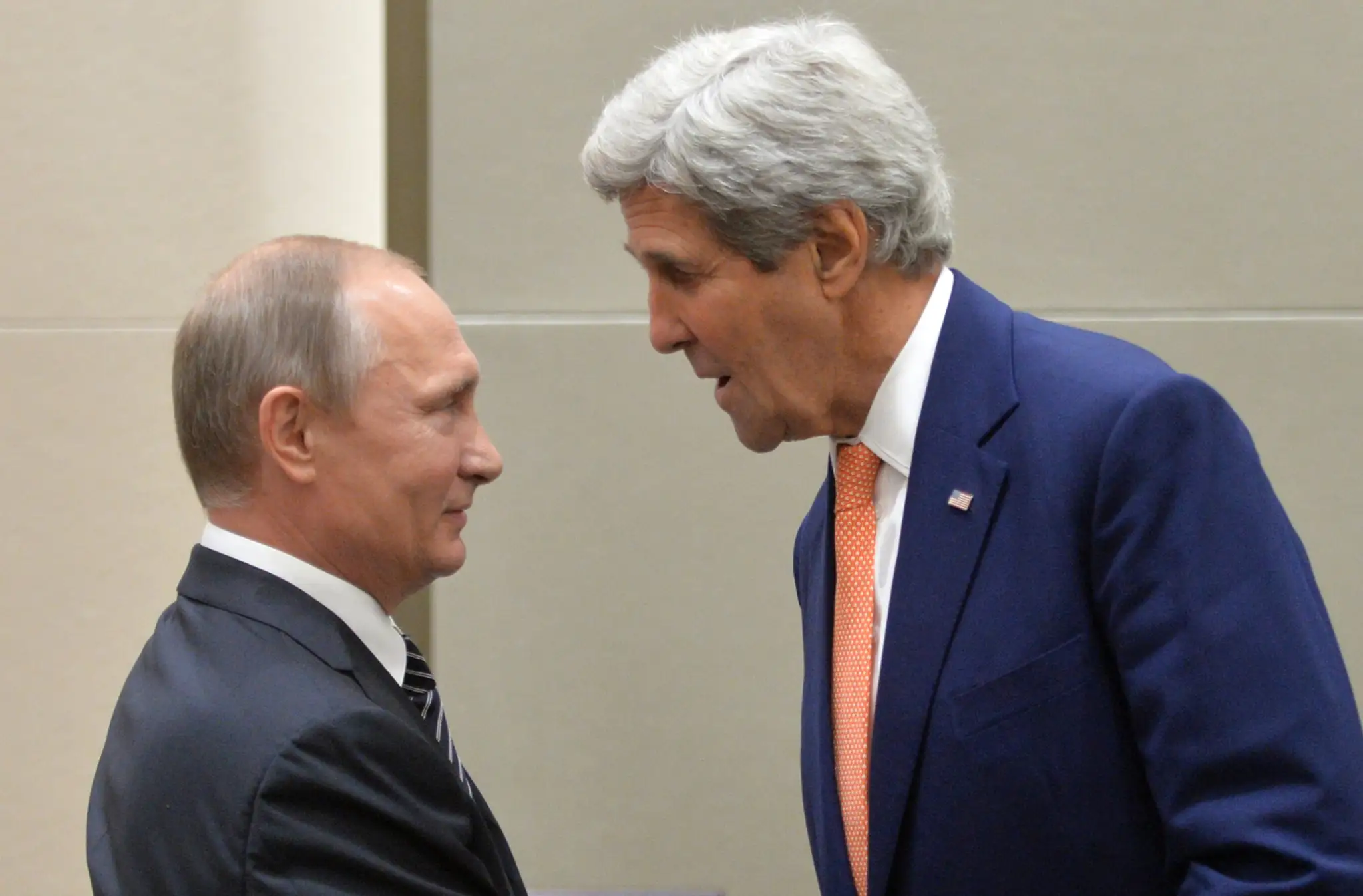 Vladimir Putin a John Kerry si podávajú ruky počas summitu G20 v Číne.