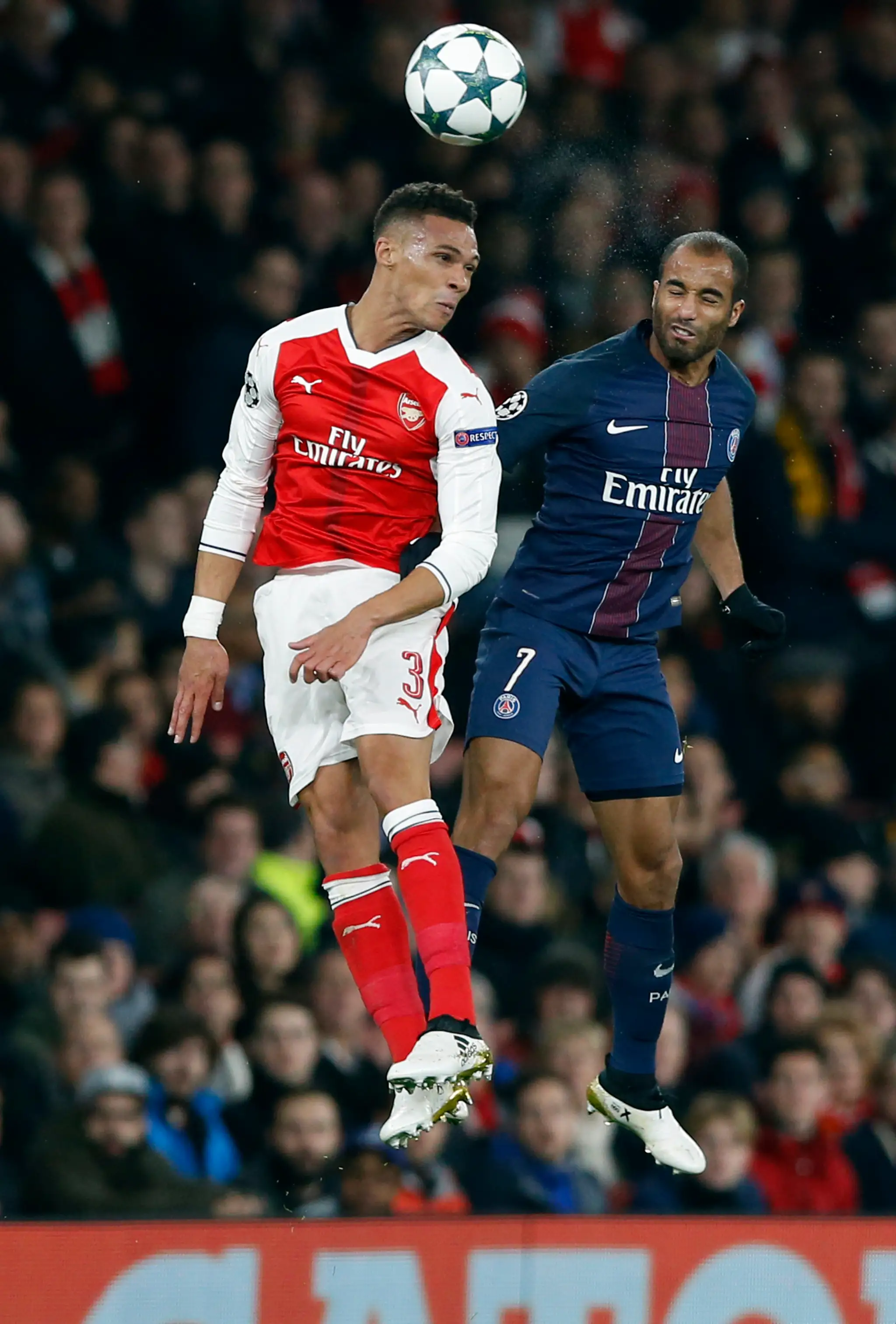 V hlavičkovej konfrontácii obranca Arsenalu Kieran Gibbs (vľavo) proti Lucasovi z PSG v zápase LM.