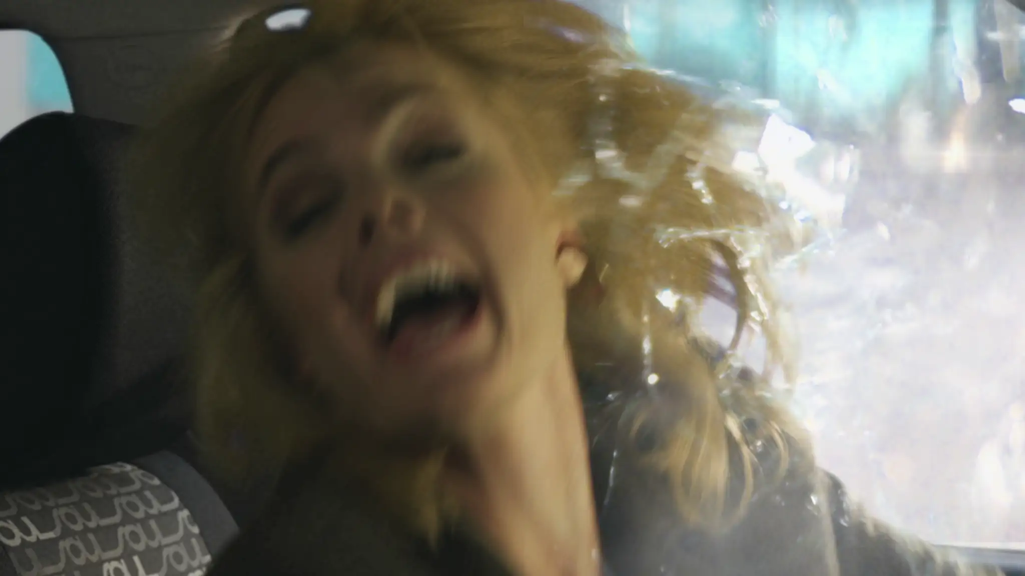 Erika Eleniak vo filme Vianočný tanec