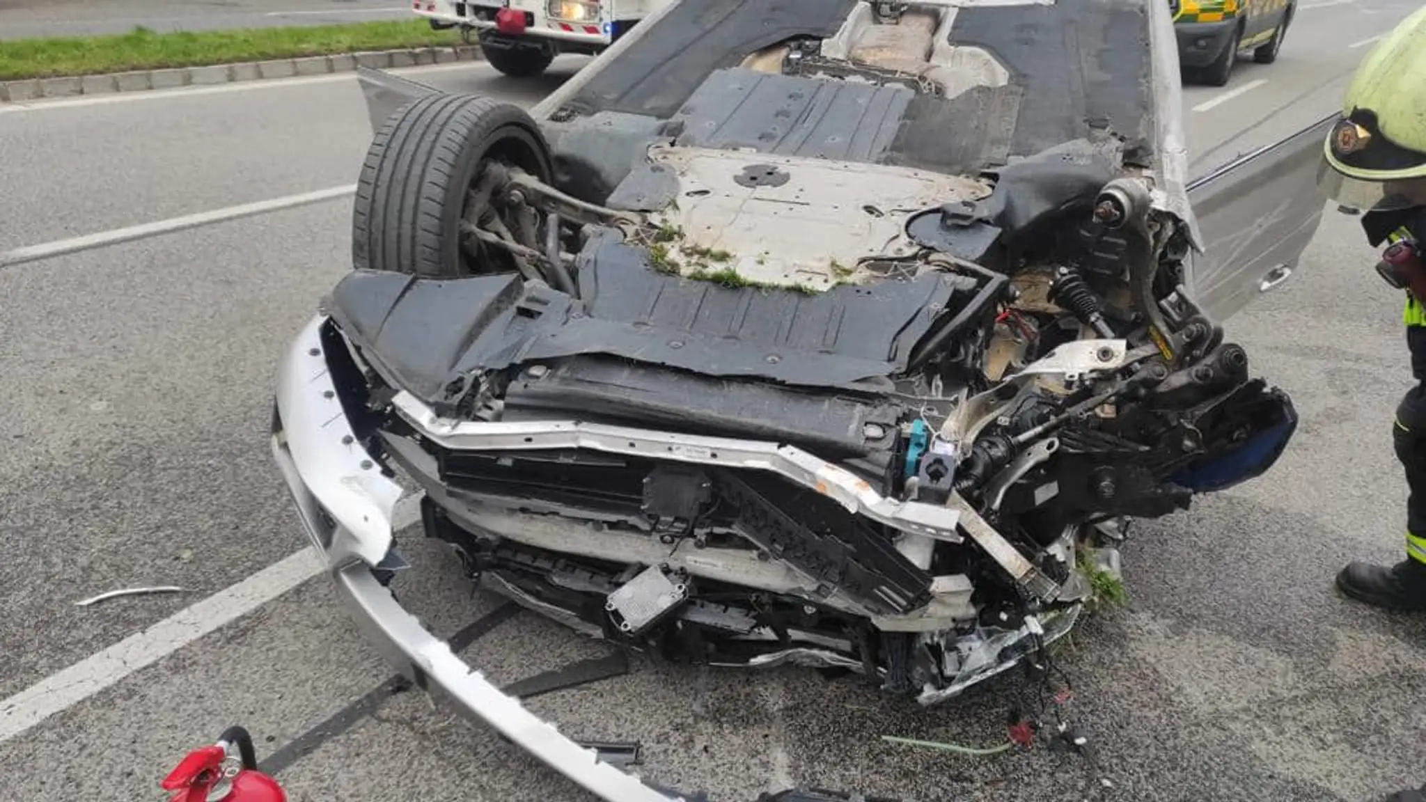 Auto skončilo na streche.