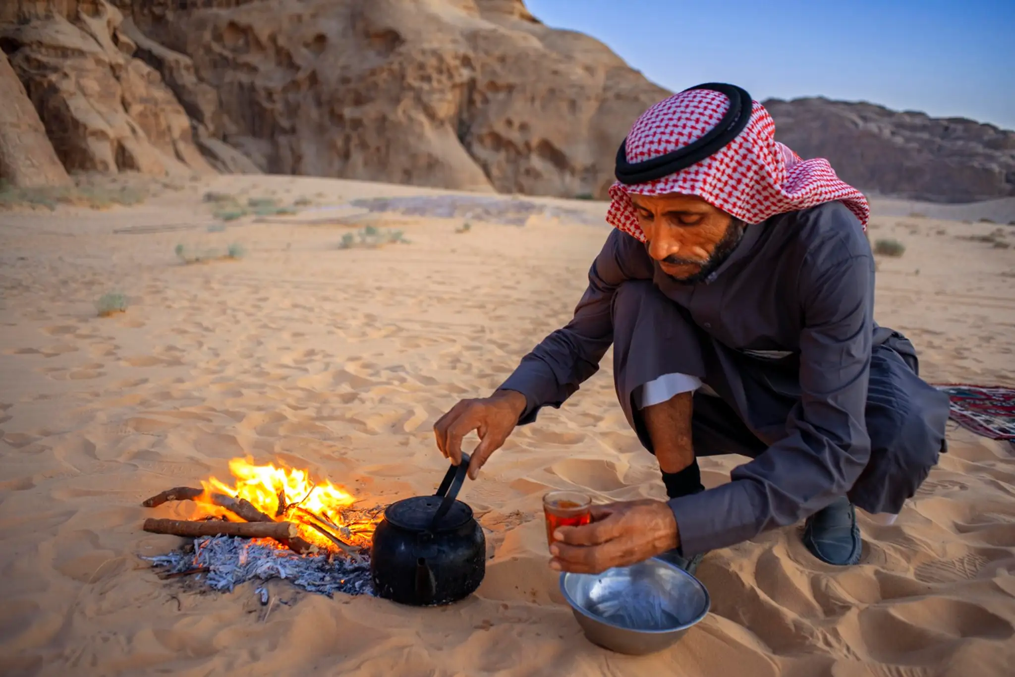 Beduín varí čaj na otvorenom ohni v púšti Wadi Rum v Jordánsku.