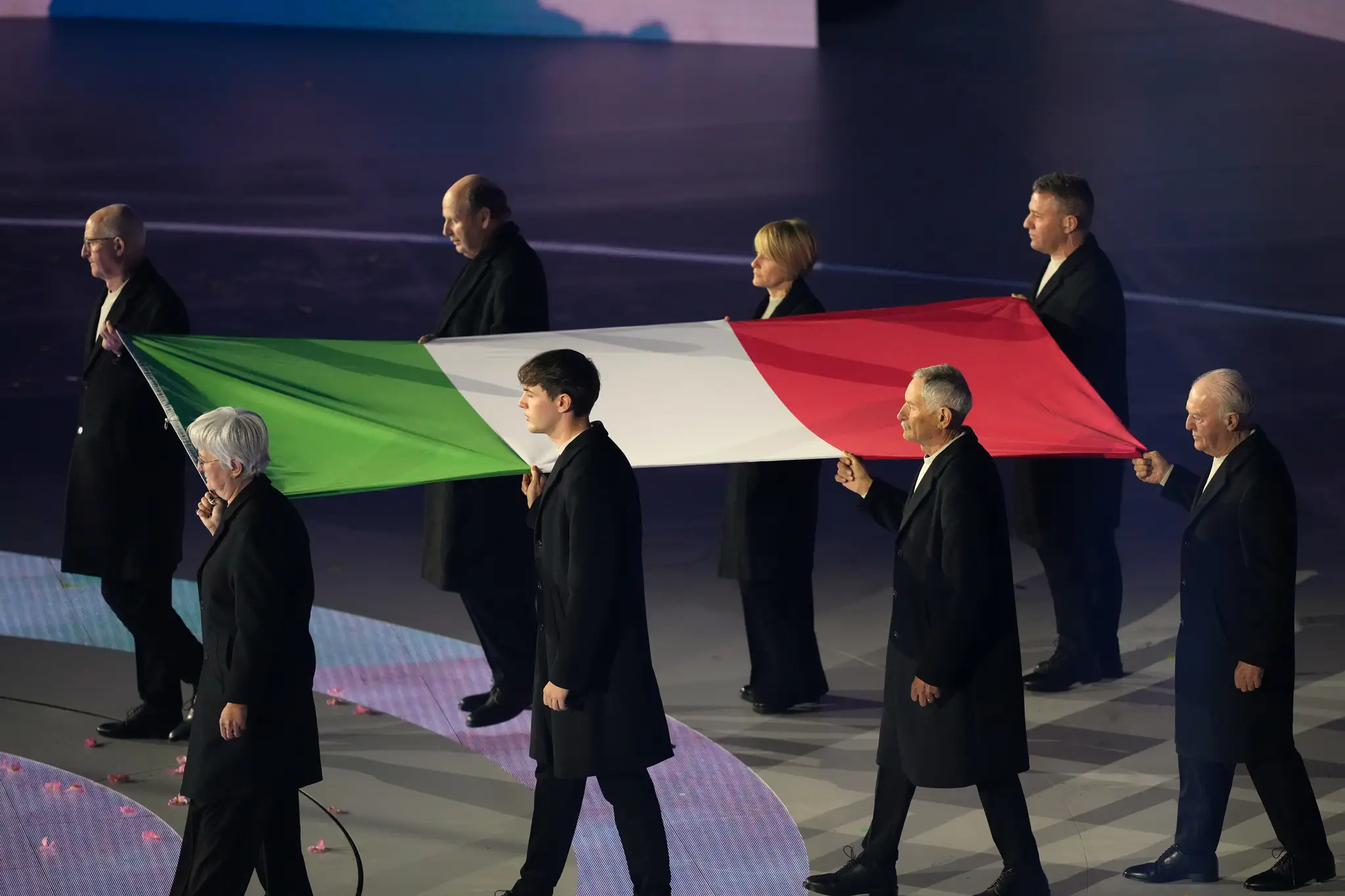 Na snímke talianska vlajka počas záverečného ceremoniálu.