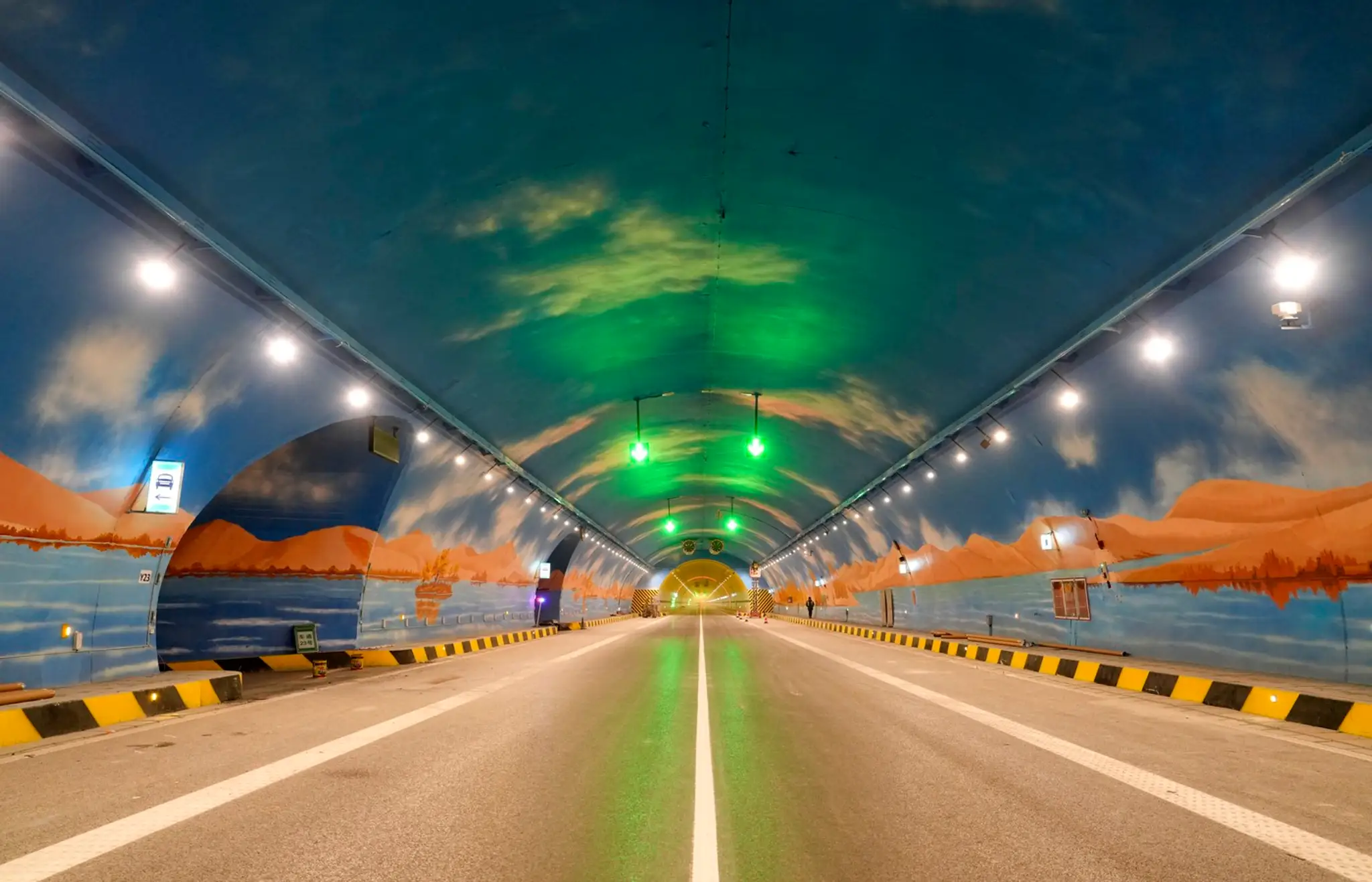 V Číne otvorili najdlhší diaľničný tunel sveta.