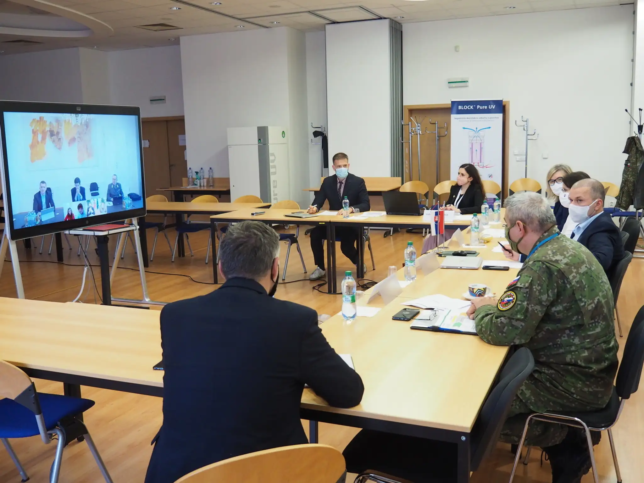 Slovné nadávky poslancovi SaS Miroslavovi Žiakovi.