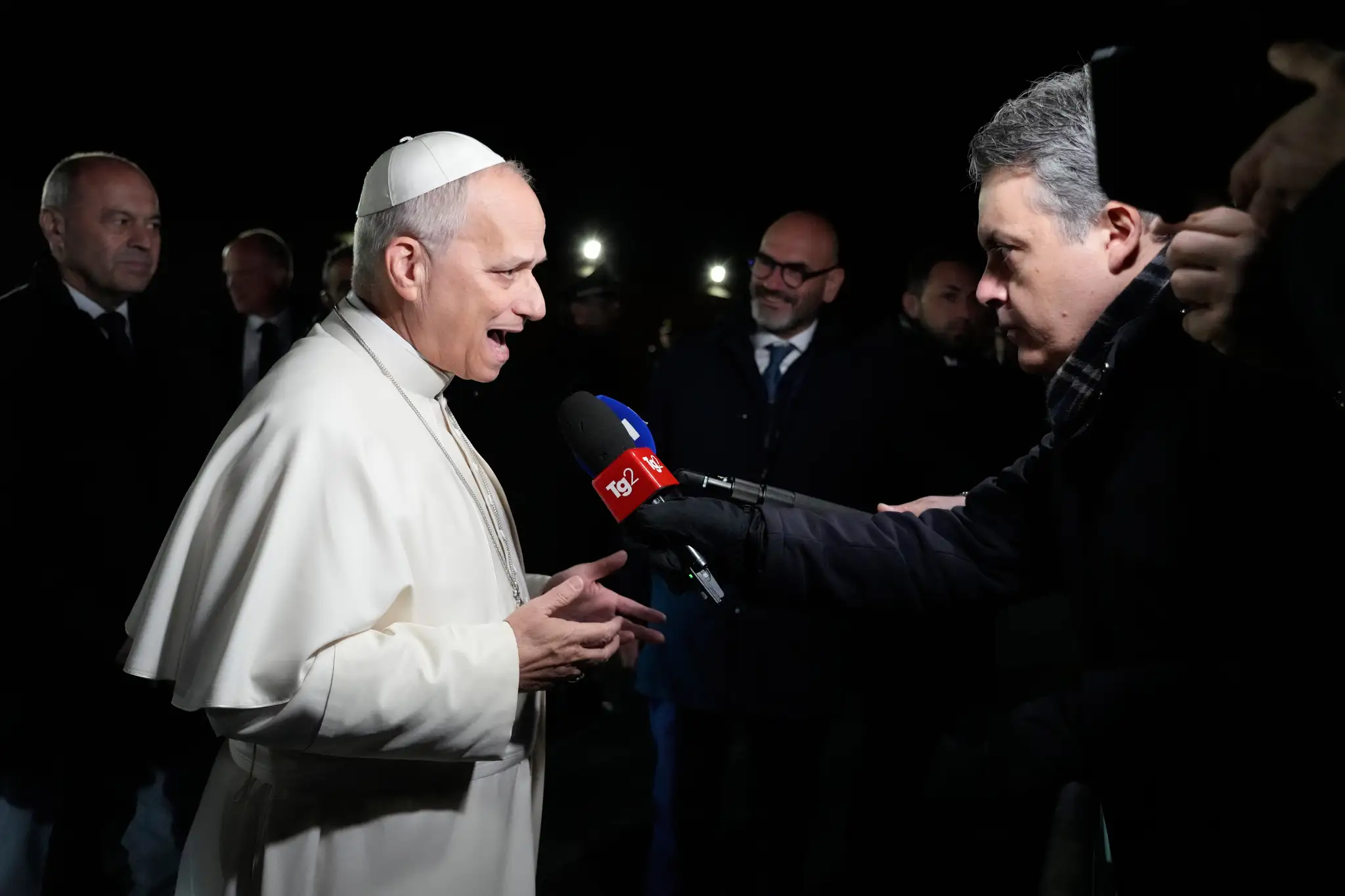 Na snímke pápež Lev XIV. odpovedá na otázky novinárov pri jeho odchode zo svojho letného sídla v Castel Gandolfe a návrate do Vatikánu.