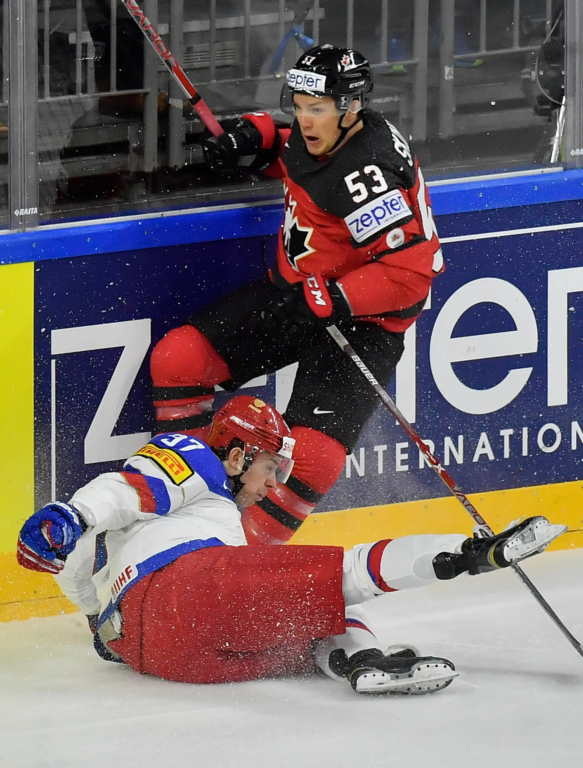 Nikita Gusev (vľavo) z Ruska padá po strete s Kanaďanom Jeffom Skinnerom v semifinále MS 2017.