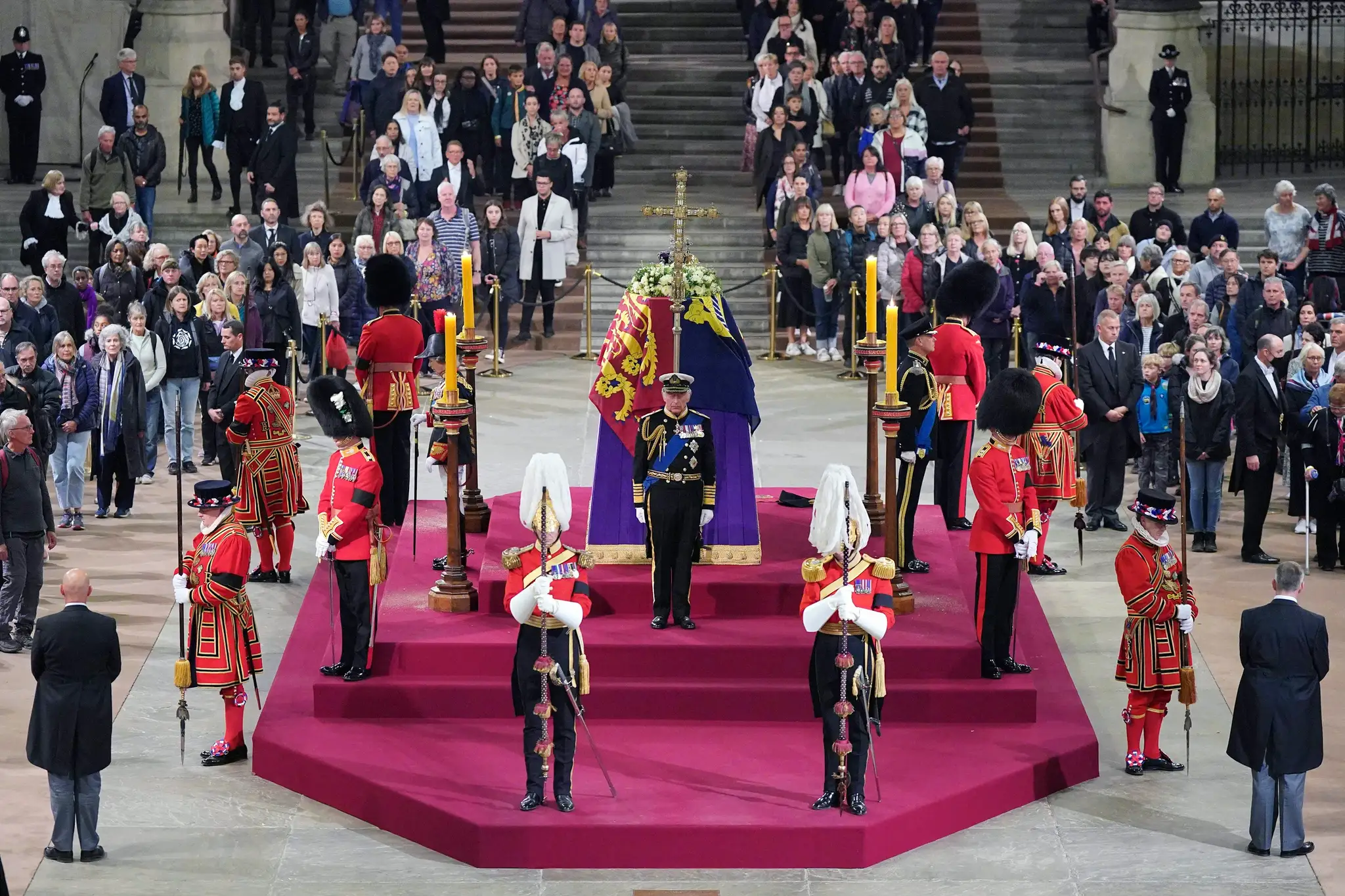 Britský kráľ Karol III. (uprostred), princezná Anna (vľavo) a Edward (vpravo)