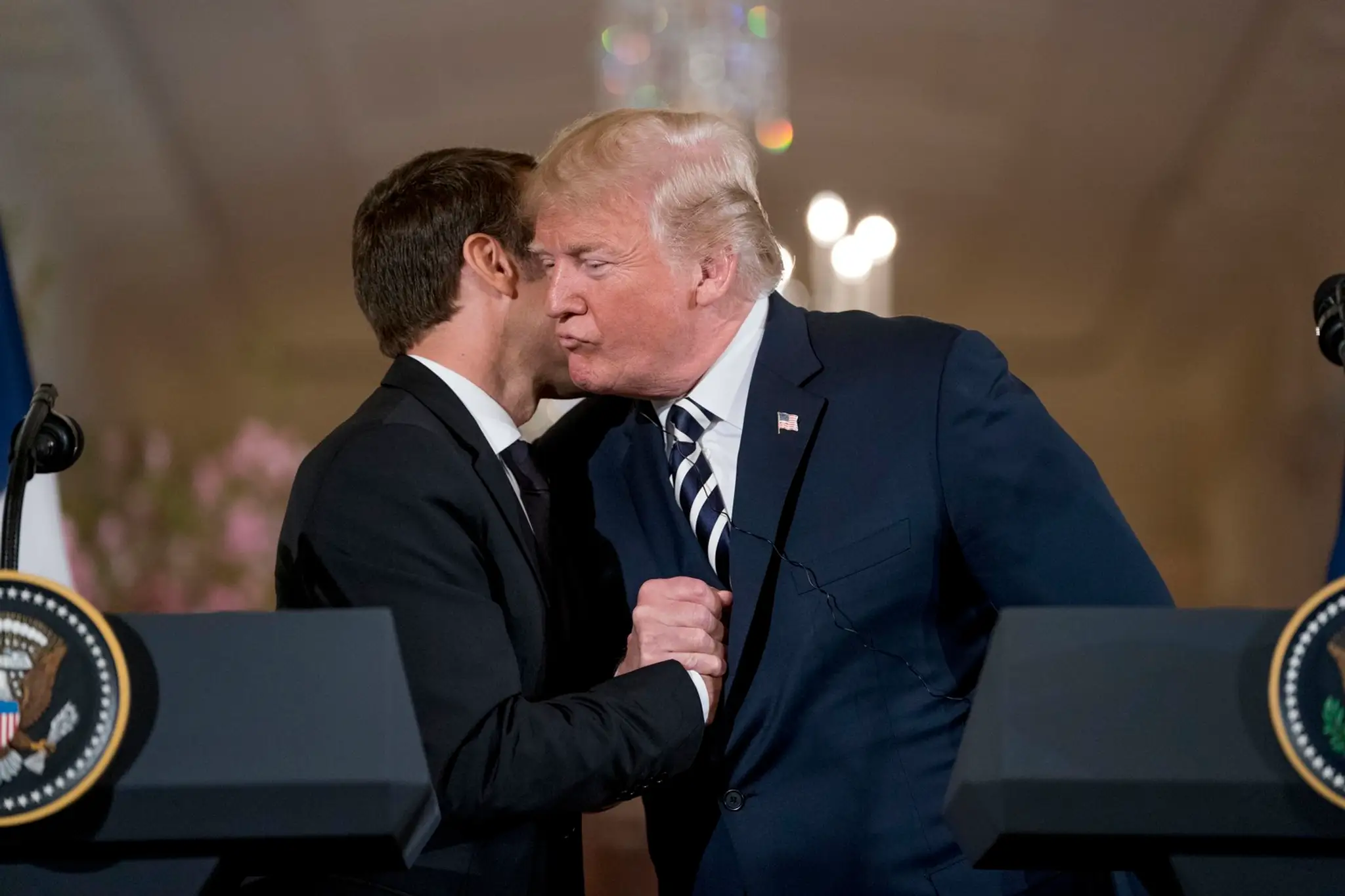 Trump uštedril Macronovi aj bozk.