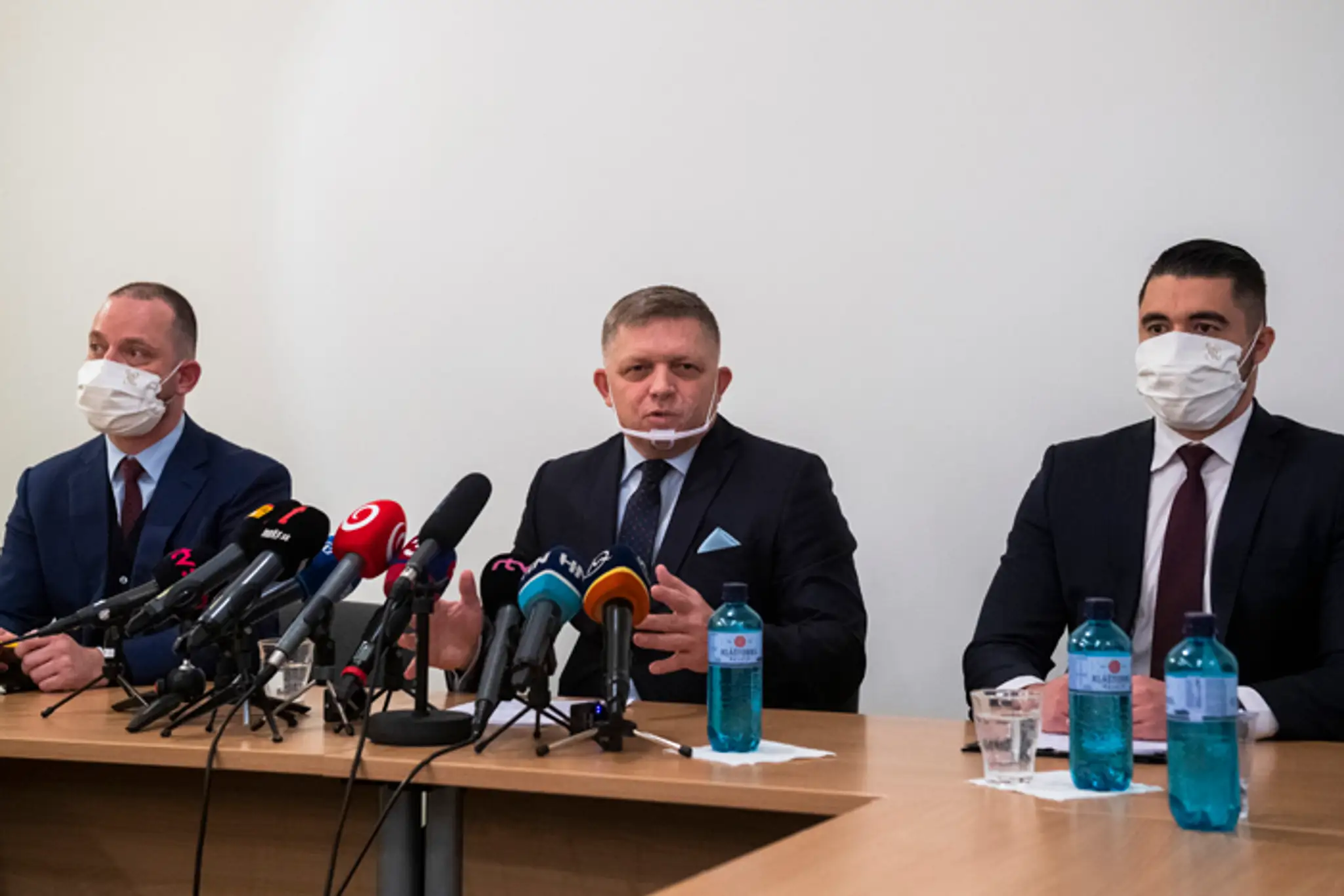 Advokáti Marek Para a Pavol Gašpar s Robertom Ficom.