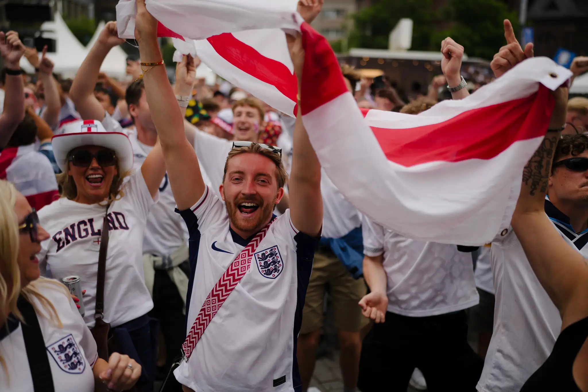 Anglickí fanúšikovia pred osemfinále ME 2024 proti Slovensku.