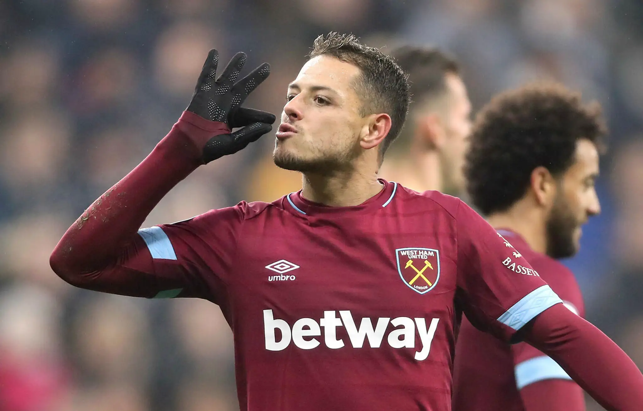 Javier Chicharito Hernández z West Hamu oslavuje gól na pôde Newcastlu.