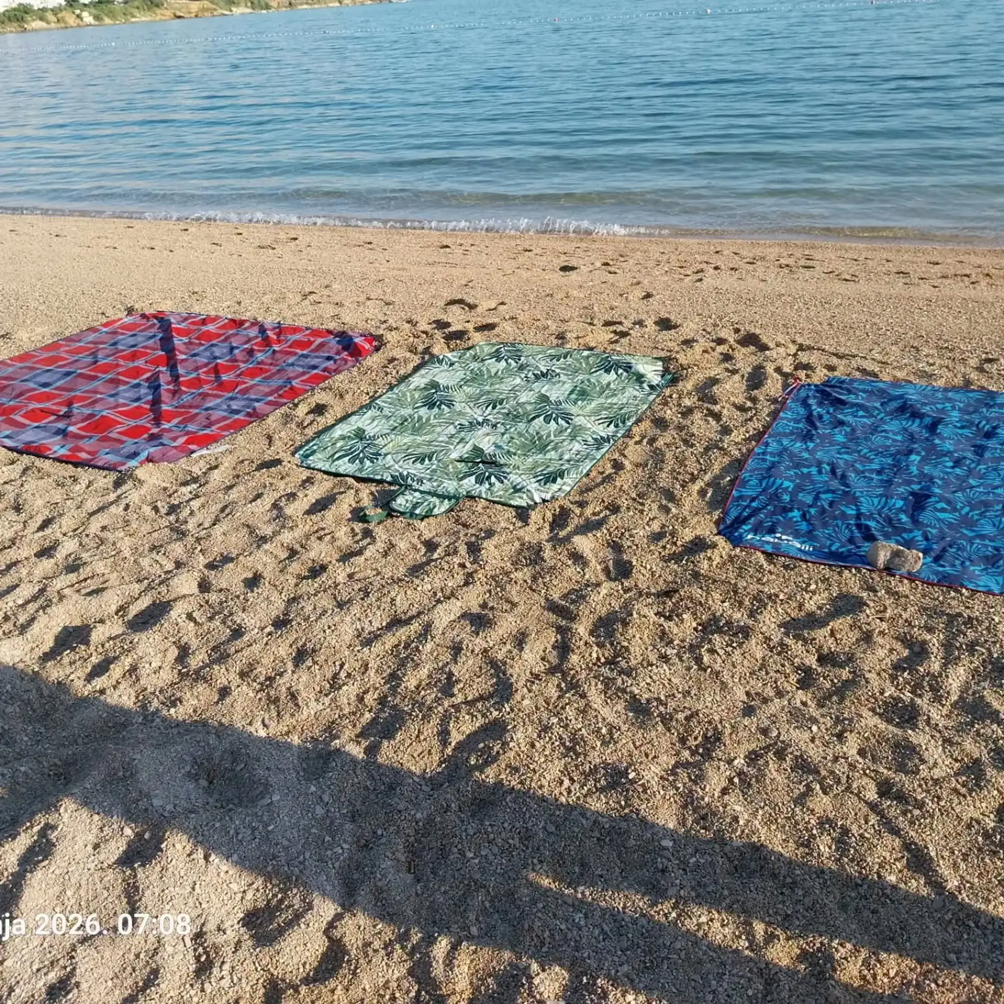 Z verejných priestranstiev odpratávajú uteráky, ležadlá a iné veci, ktoré si tam turisti nechávajú