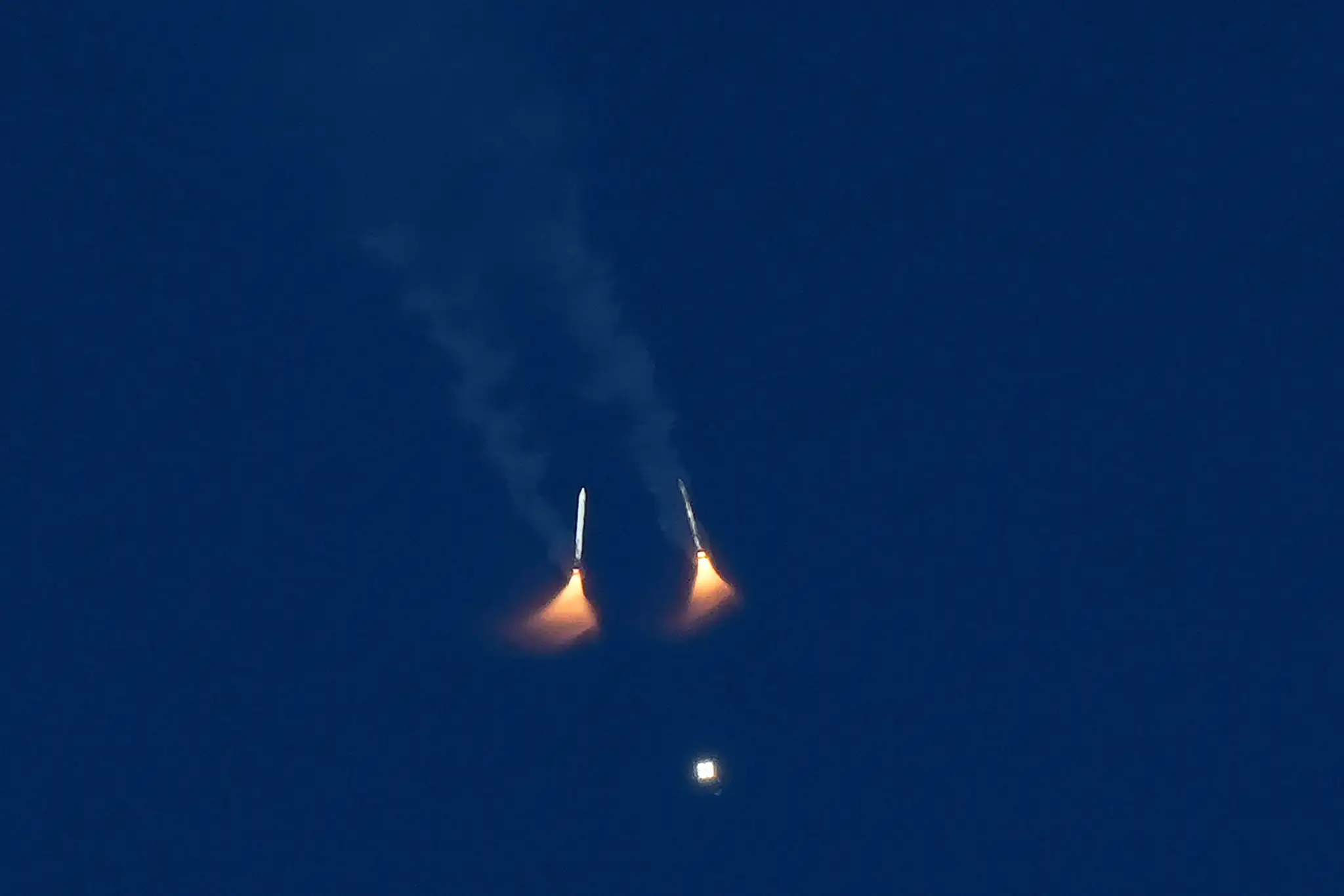 Pevné raketové zosilňovače na lunárnej rakete Artemis II agentúry NASA sa oddelili po štarte zo štartovacej rampy v Kennedyho vesmírnom stredisku.