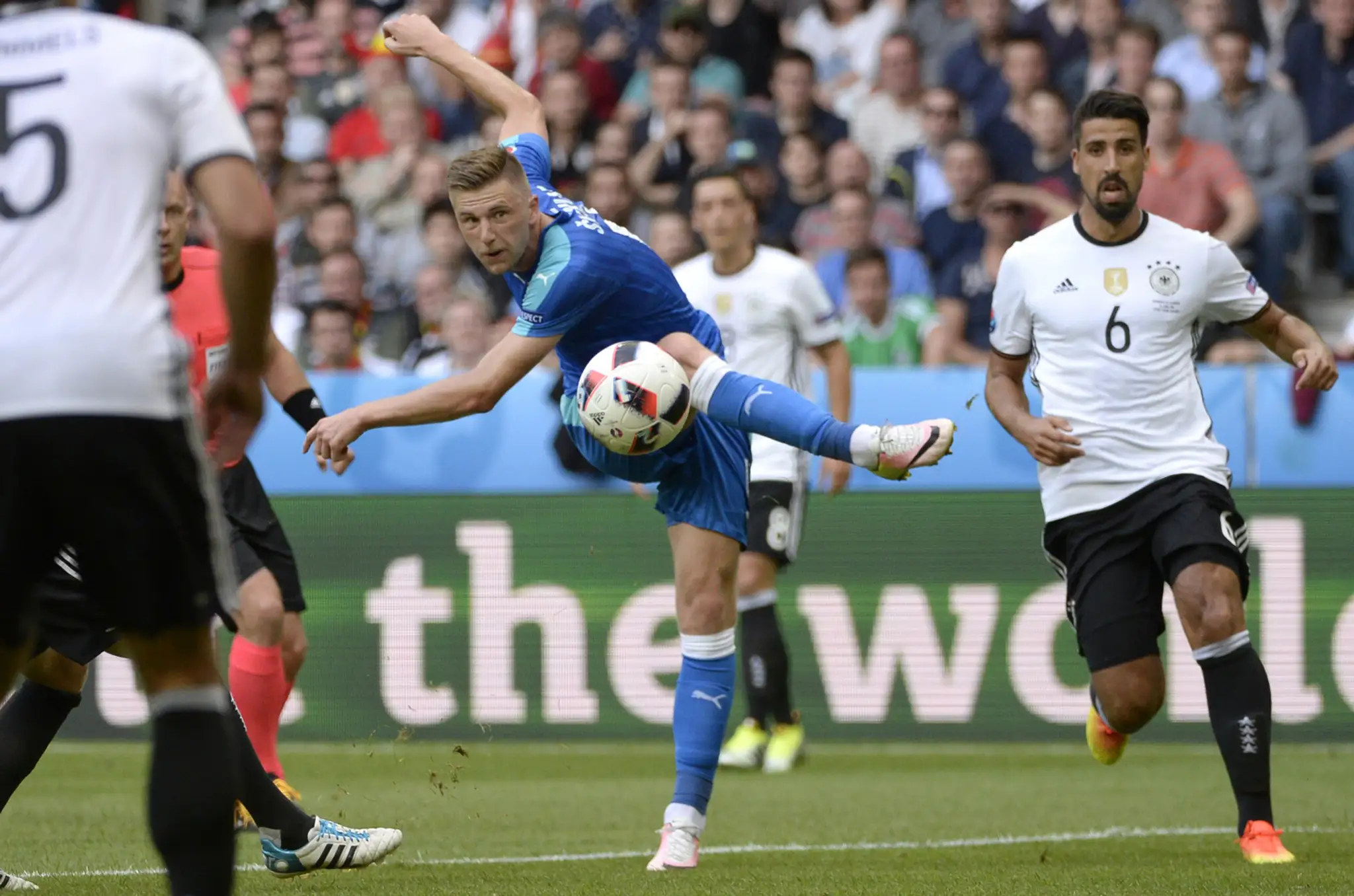 Naša mladá nádej Milan Škriniar strieľa na nemeckú bránku, prizerá sa Sami Kedhira